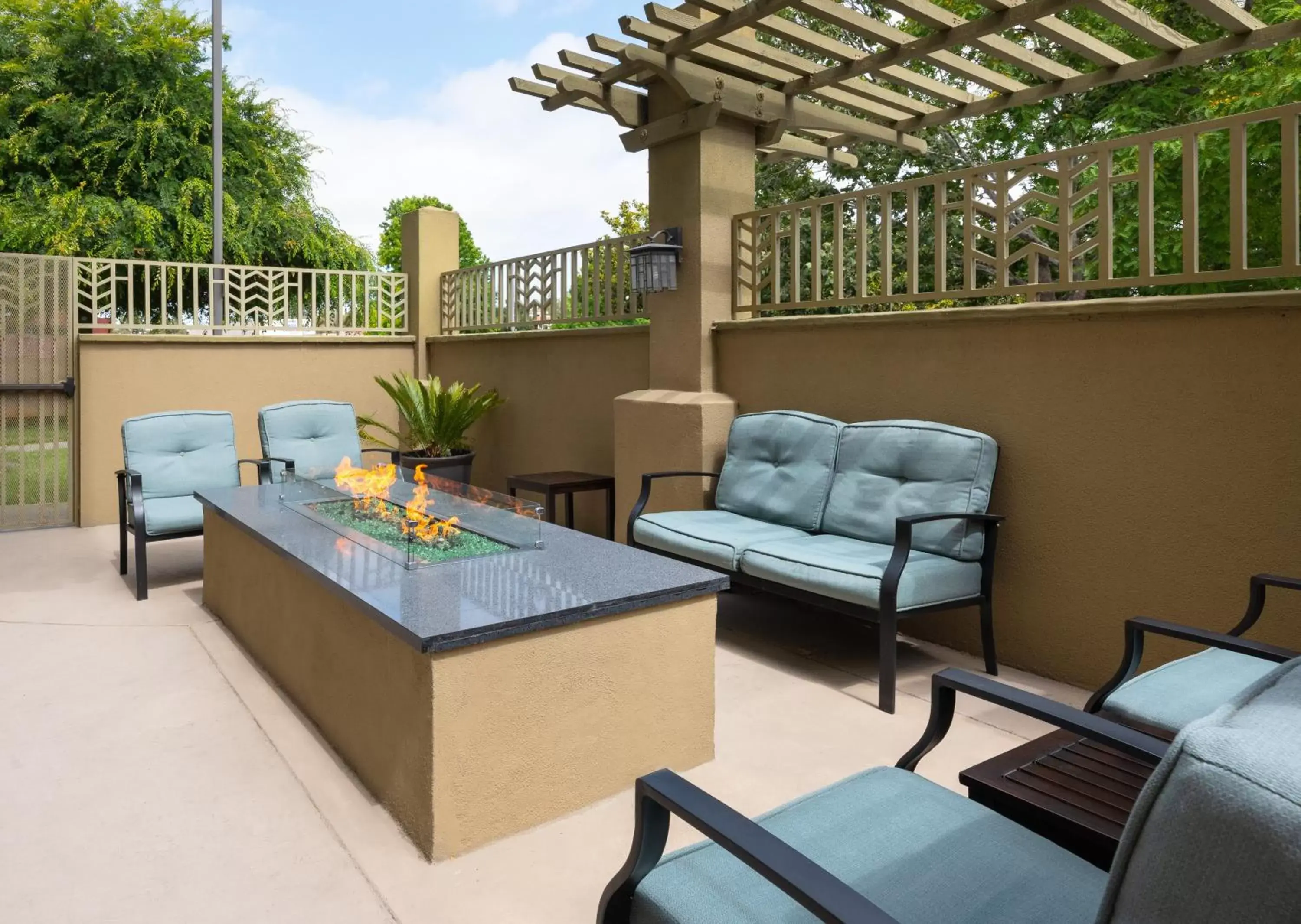 Patio in Larkspur Landing Sunnyvale-An All-Suite Hotel