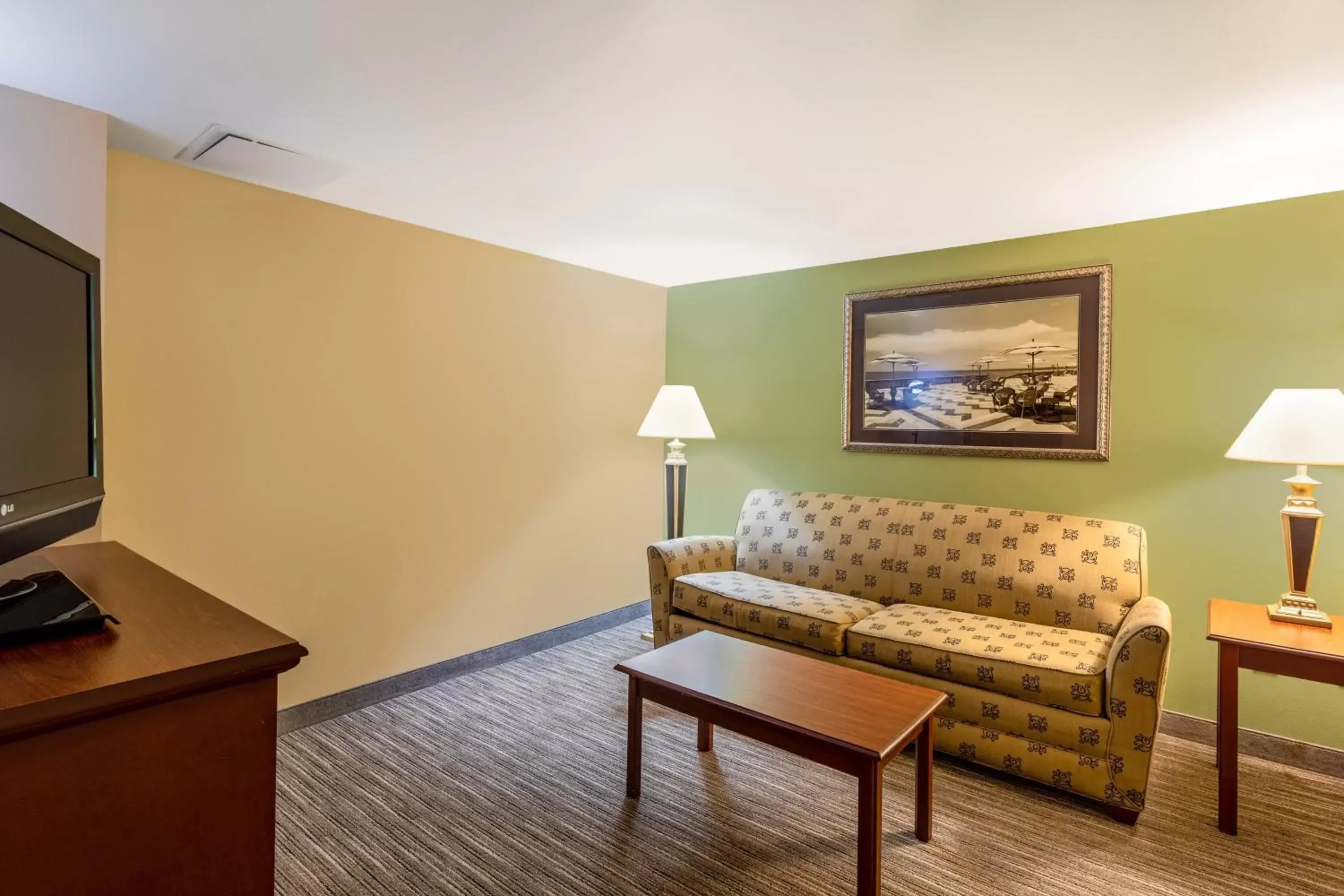Photo of the whole room, Seating Area in Holiday Inn Express & Suites Bradenton East-Lakewood Ranch, an IHG Hotel