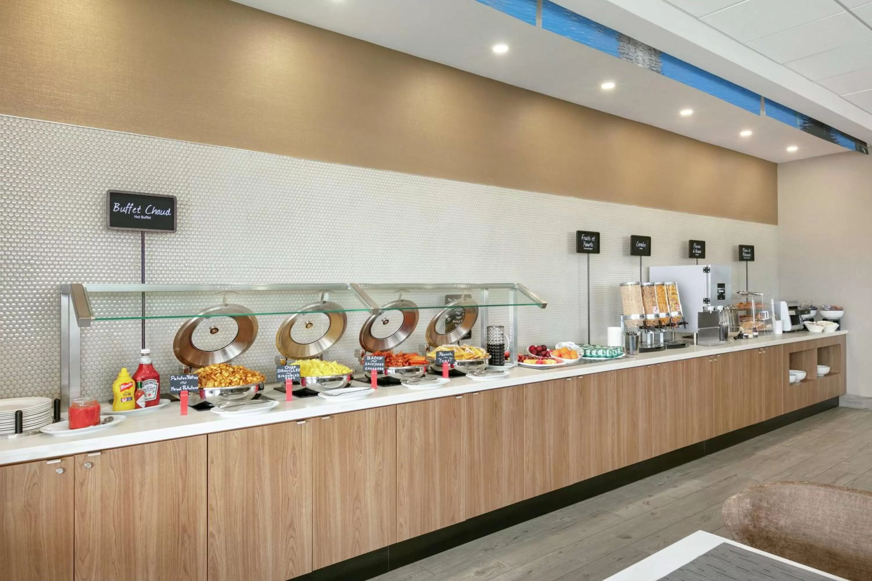 Restaurant/places to eat in Embassy Suites By Hilton Montreal Airport