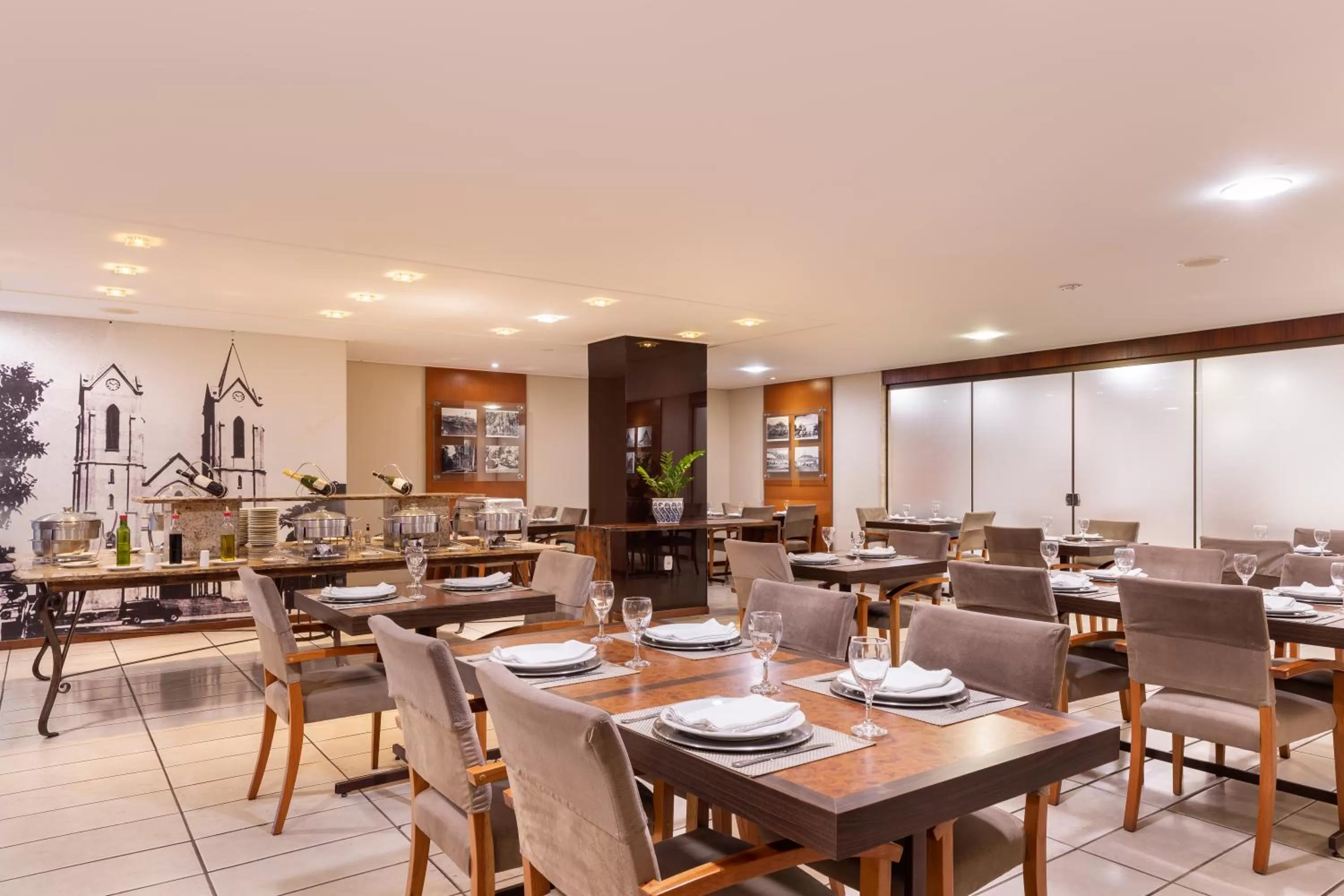 Restaurant/places to eat in Hotel Crystal