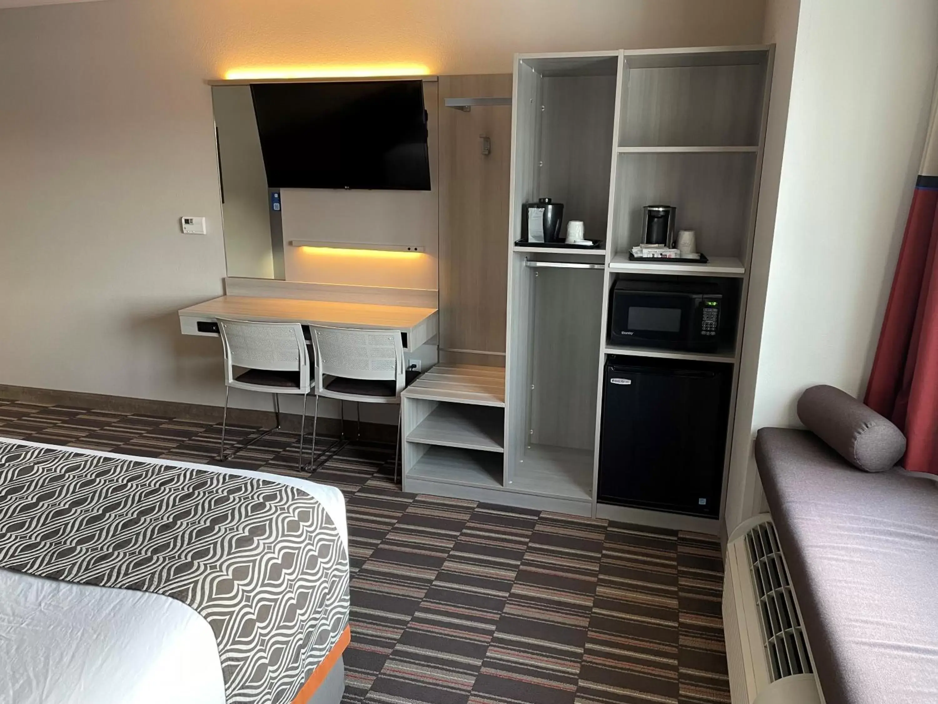 Queen Room - Disability Access/Non-Smoking in Microtel Inn & Suites by Wyndham Rochester South Mayo Clinic Queen Room - Disability Access/Non-Smoking in Microtel Inn & Suites by Wyndham Rochester South Mayo Clinic