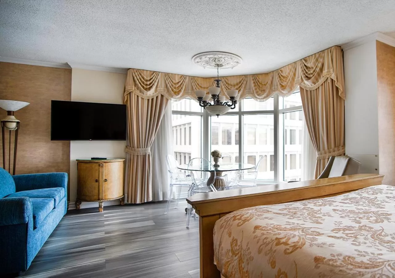 Living room, Bed in Hôtel Palace Royal Centre-Ville Québec par JARO