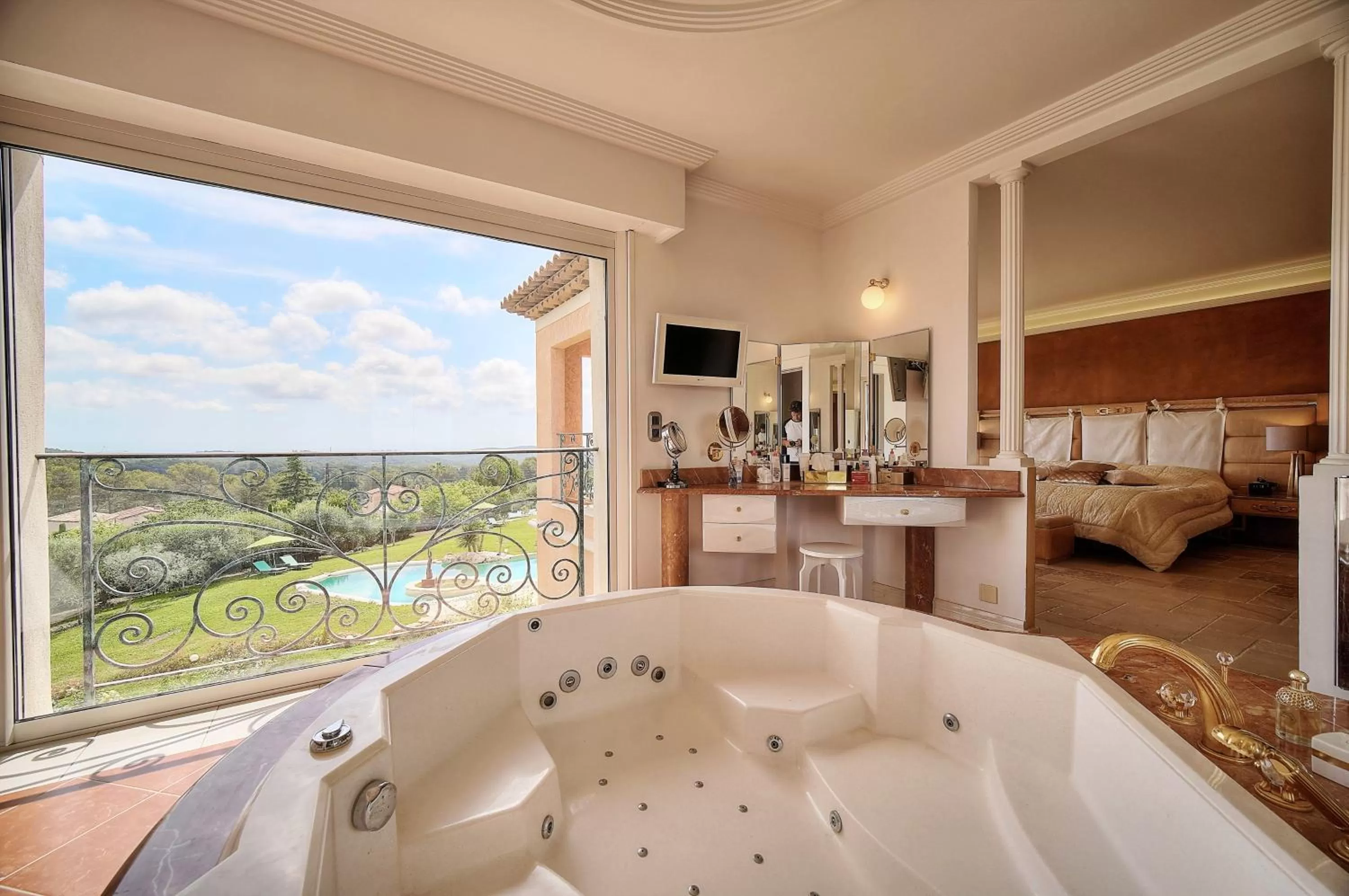 Bathroom in Chambre d'hôte "HAVRE DE PAIX" Prestige jacuzzi, hammam, sauna, PISCINE Mougins Cannes Grasse