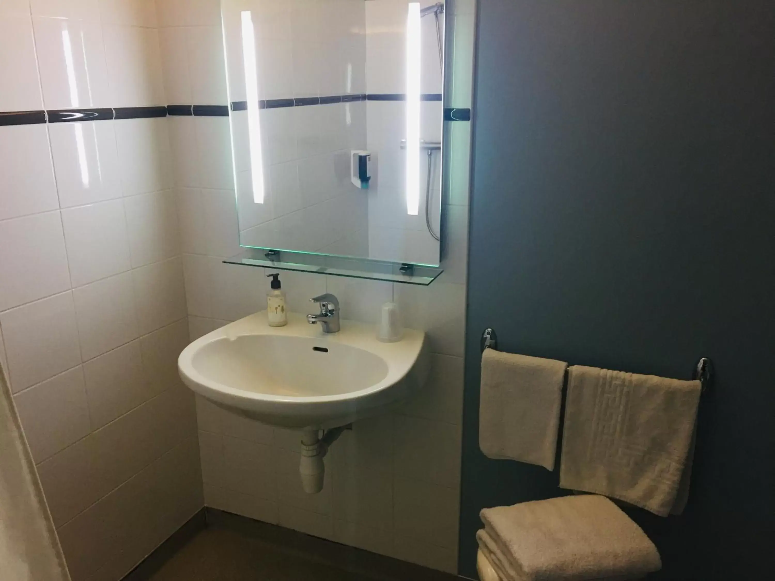 Bathroom in Contact Hôtel du Champ de Mars de Saint-Brieuc