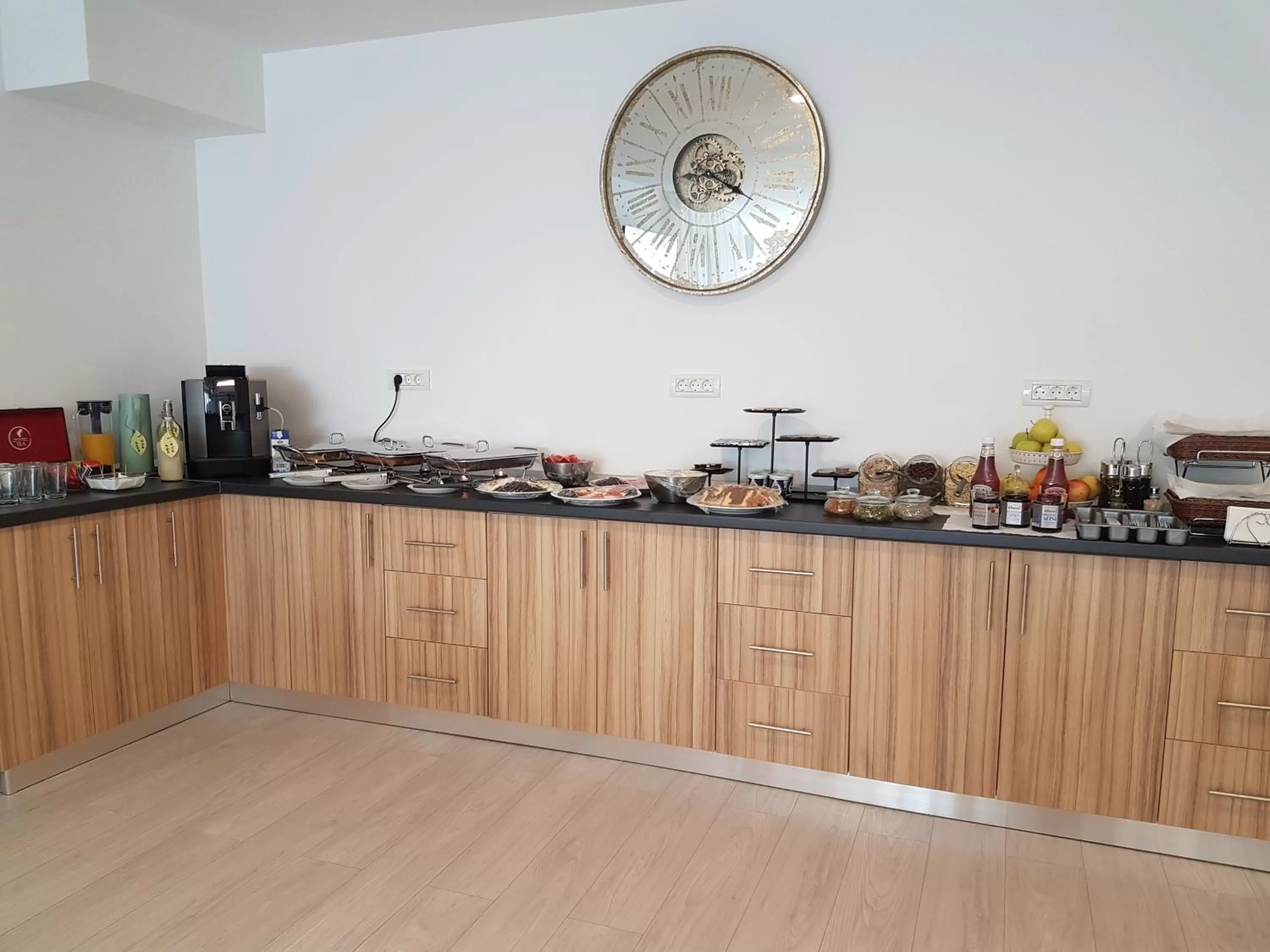 Restaurant/places to eat in YMY Boutique Residence