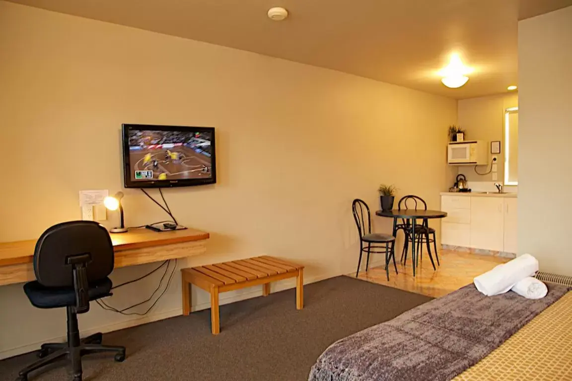 Dining area, TV/Entertainment Center in Fitzherbert Court Motel