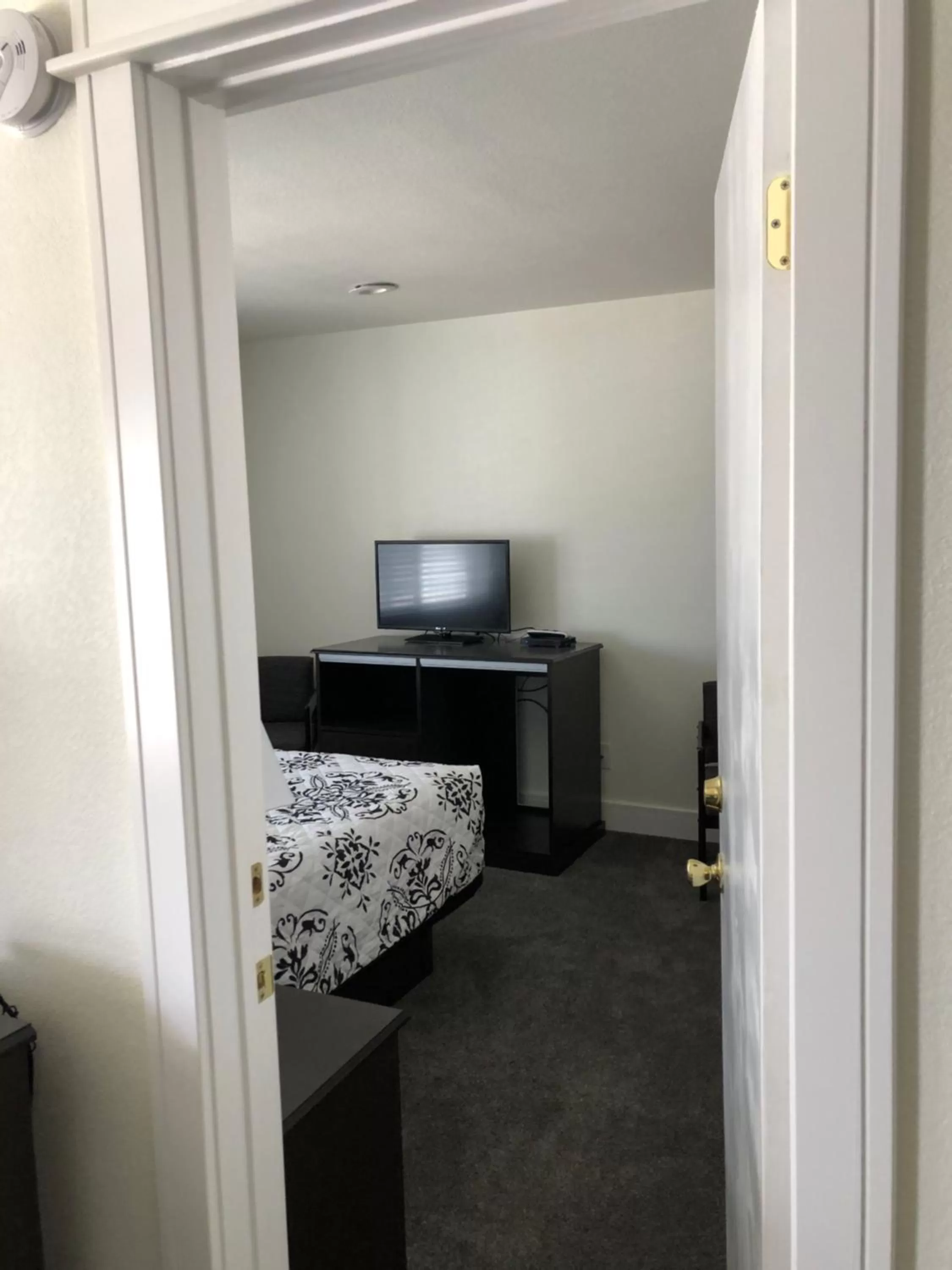 TV and multimedia, TV/Entertainment Center in El Rancho Motel