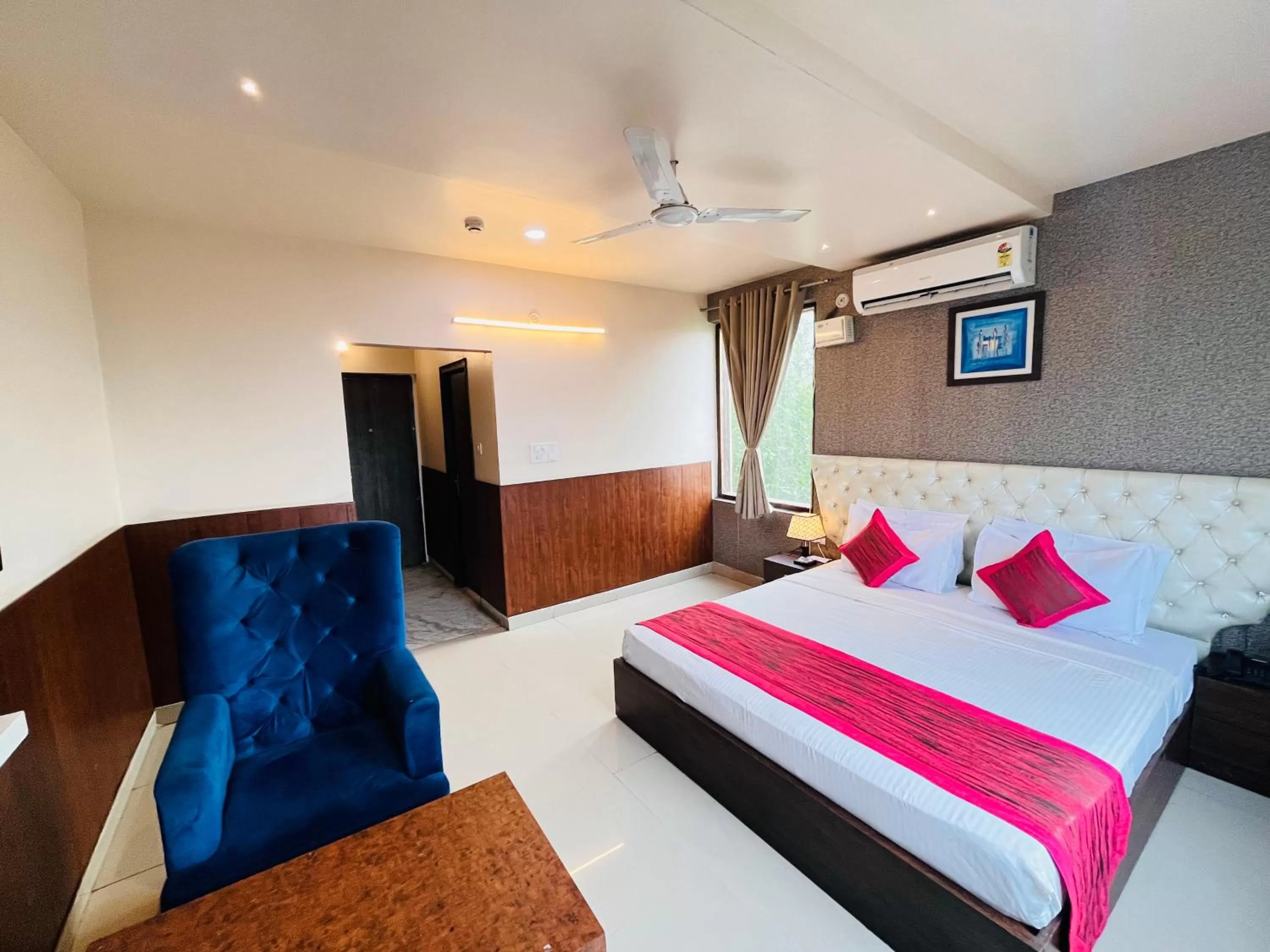 Bed in Hotel The Leaf - Gomti Nagar Lucknow