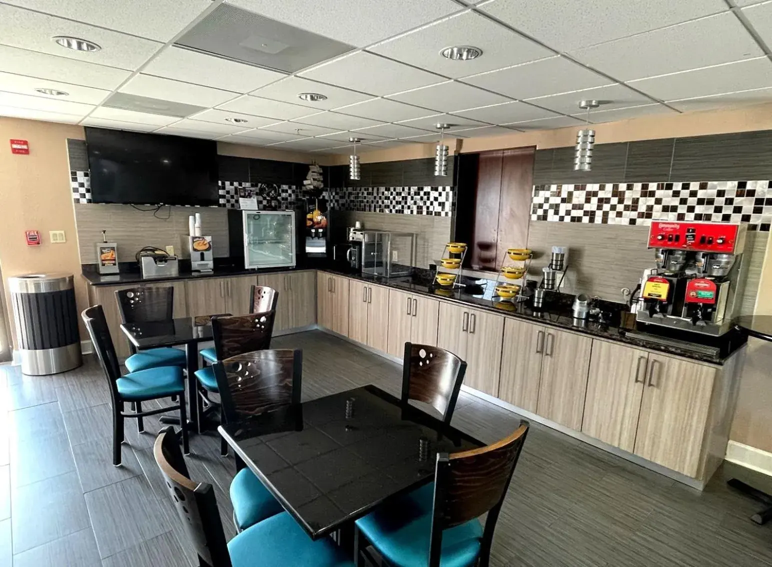 Breakfast, Restaurant/Places to Eat in Days Inn & Suites by Wyndham Sam Houston Tollway
