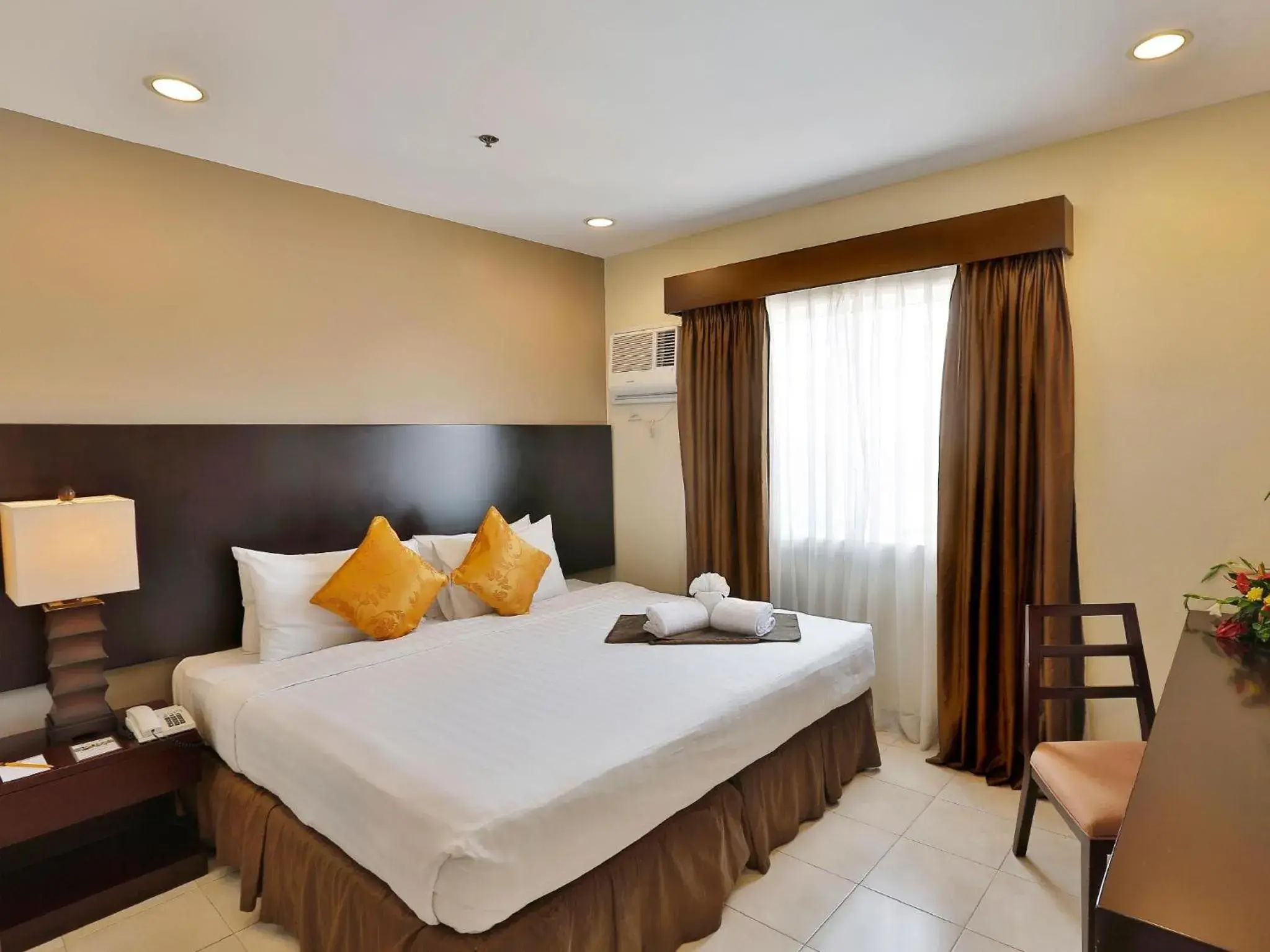 Bed in Alpa City Suites Hotel