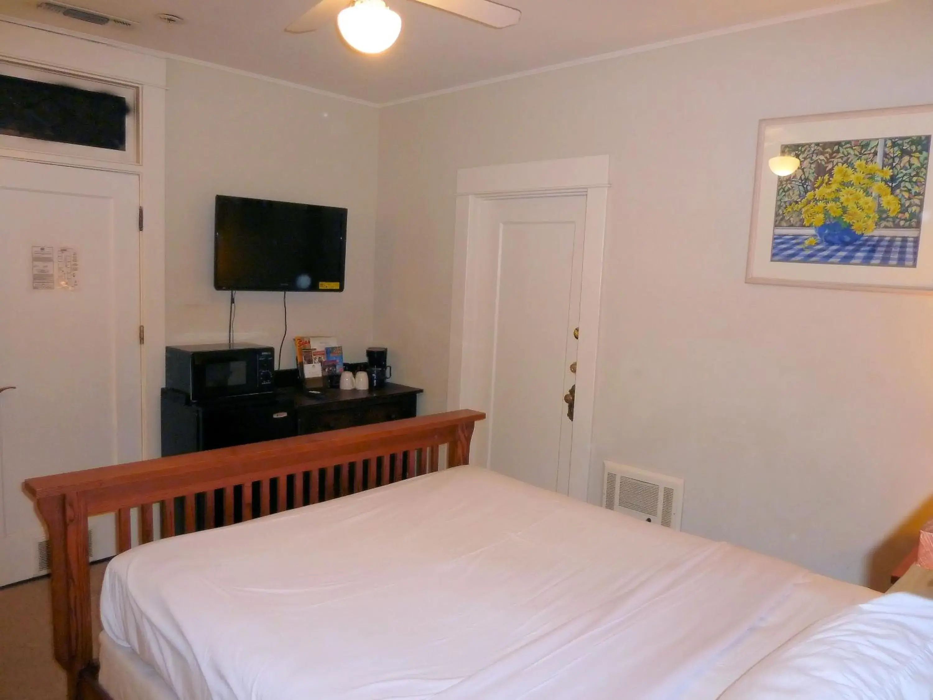 TV and multimedia, Bed in Americas Best Value Inn Royal Carriage