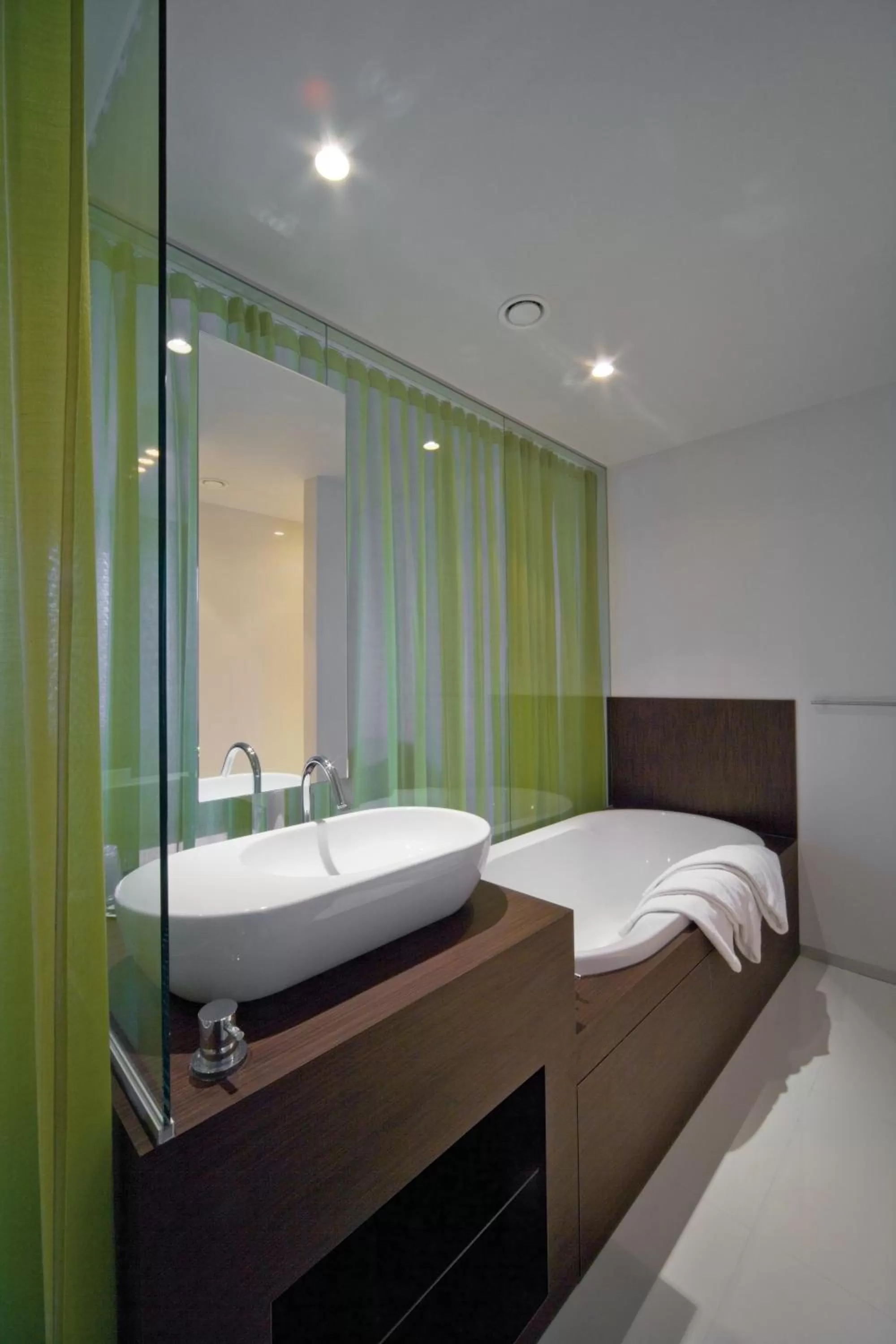 Bathroom, Bed in Parkhotel Roeselare