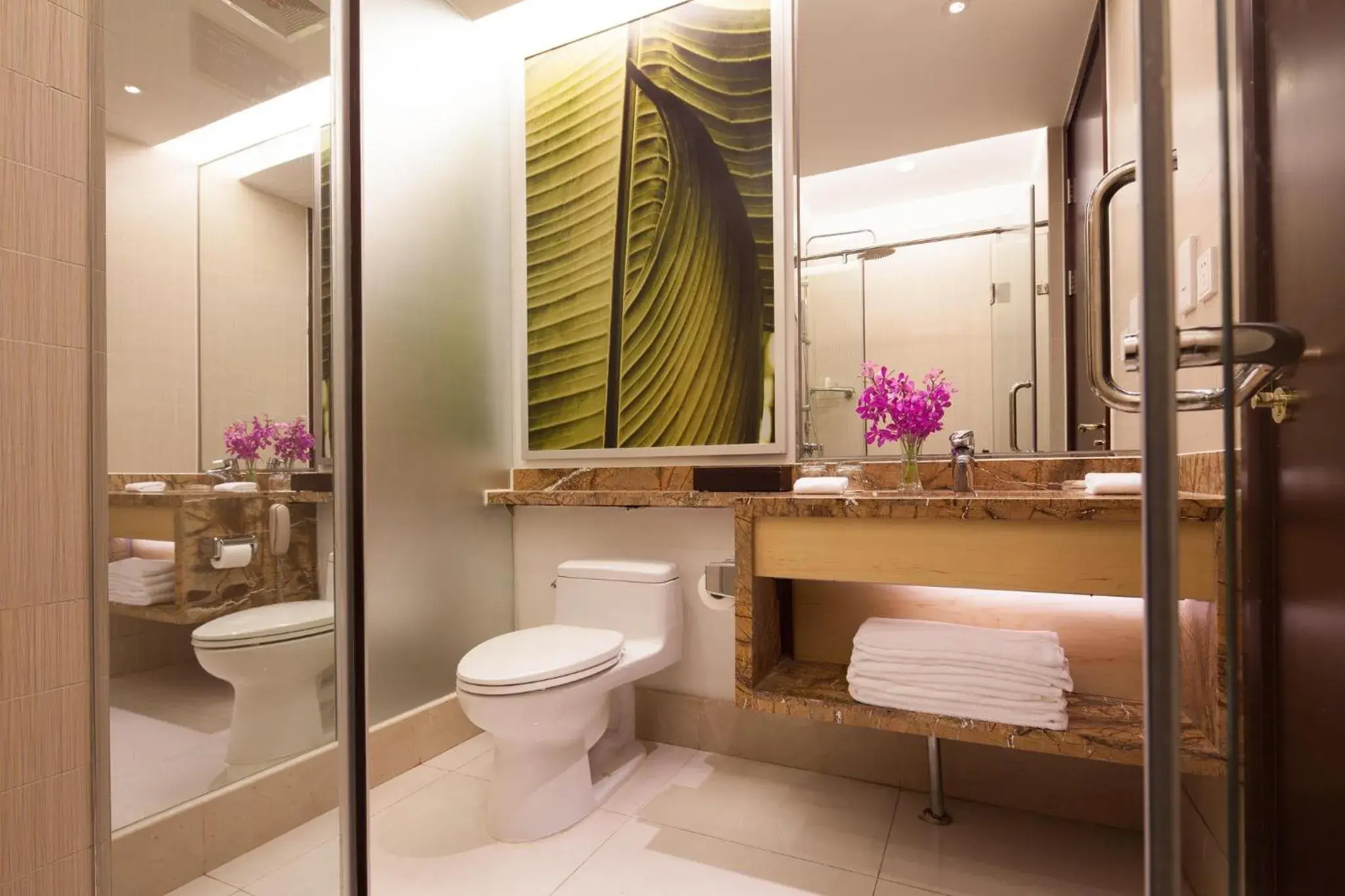 Bathroom in Holiday Inn Beijing Shijingshan Parkview, an IHG Hotel