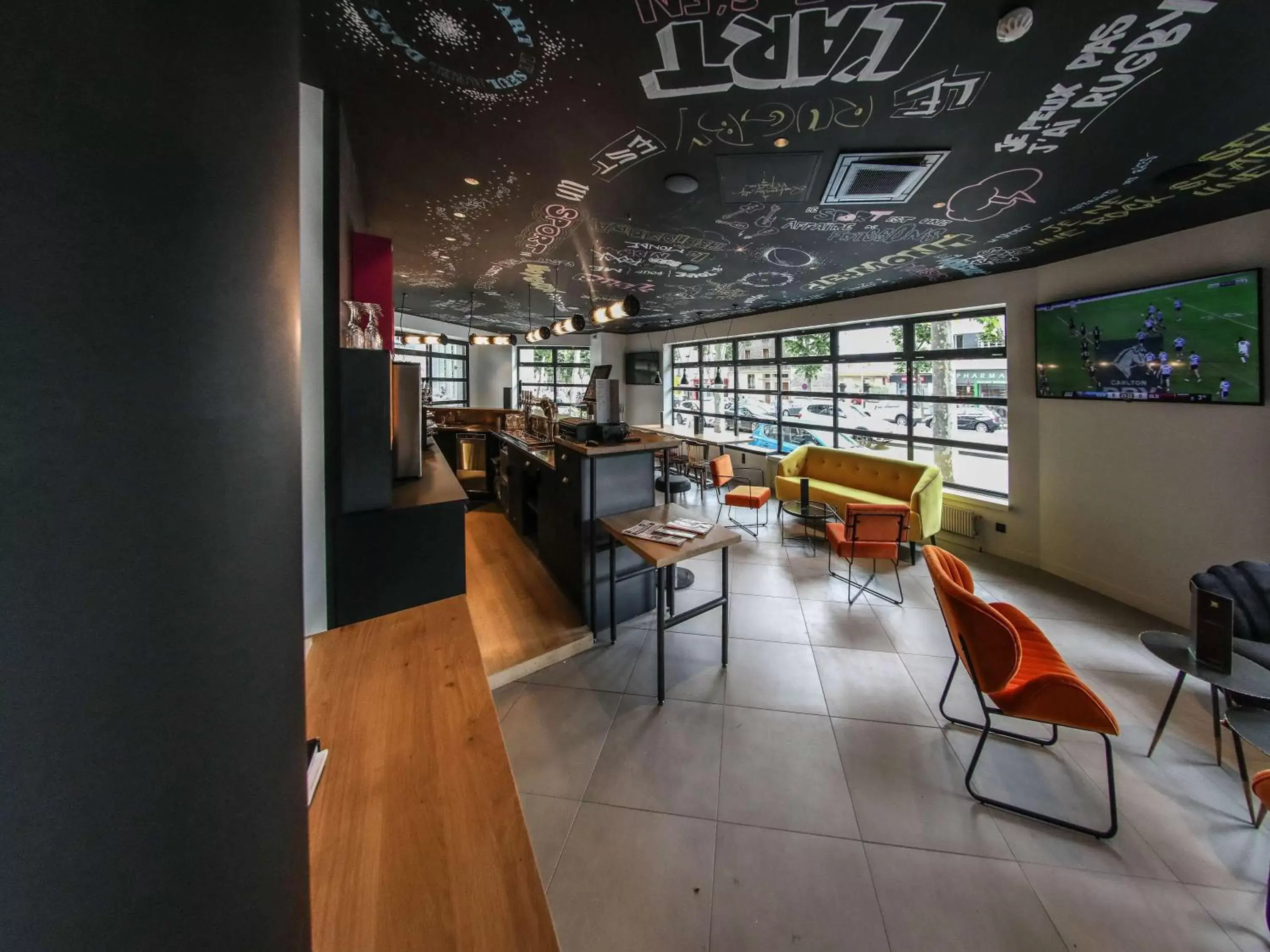 Lounge or bar, Restaurant/Places to Eat in Ibis Styles Clermont-Ferrand République