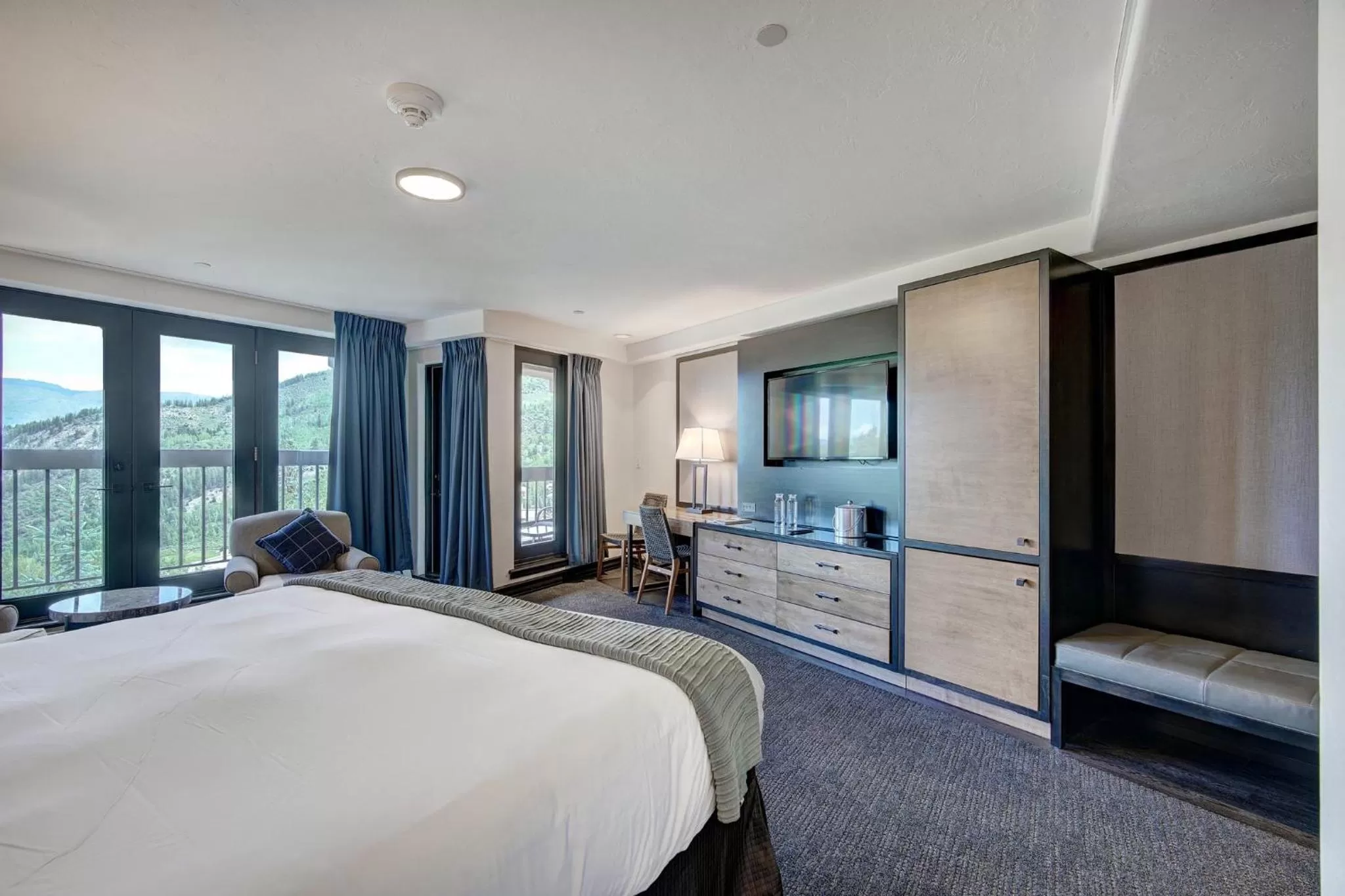 Photo of the whole room, Bed in The Pines Lodge, a RockResort