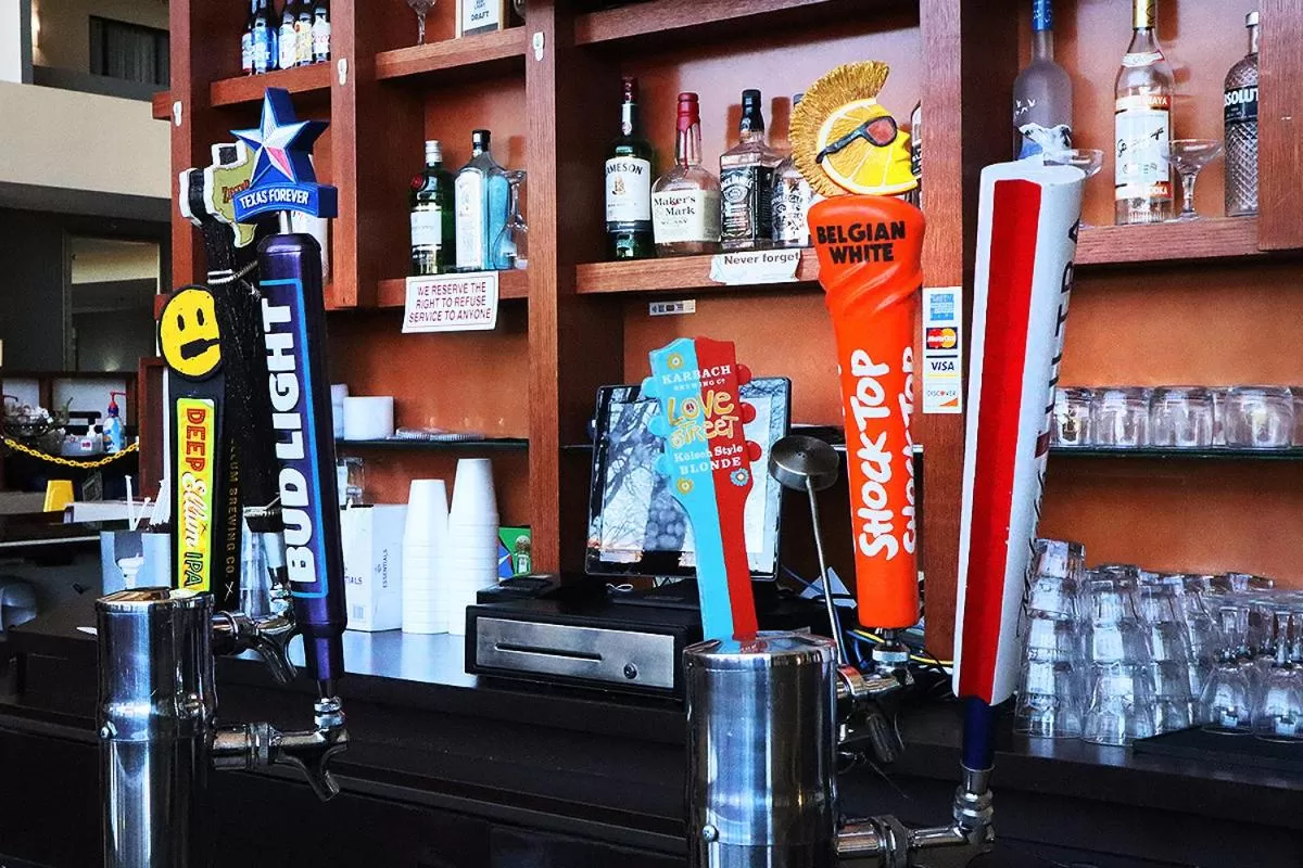 Lounge or bar in Atrium Hotel and Suites DFW Airport