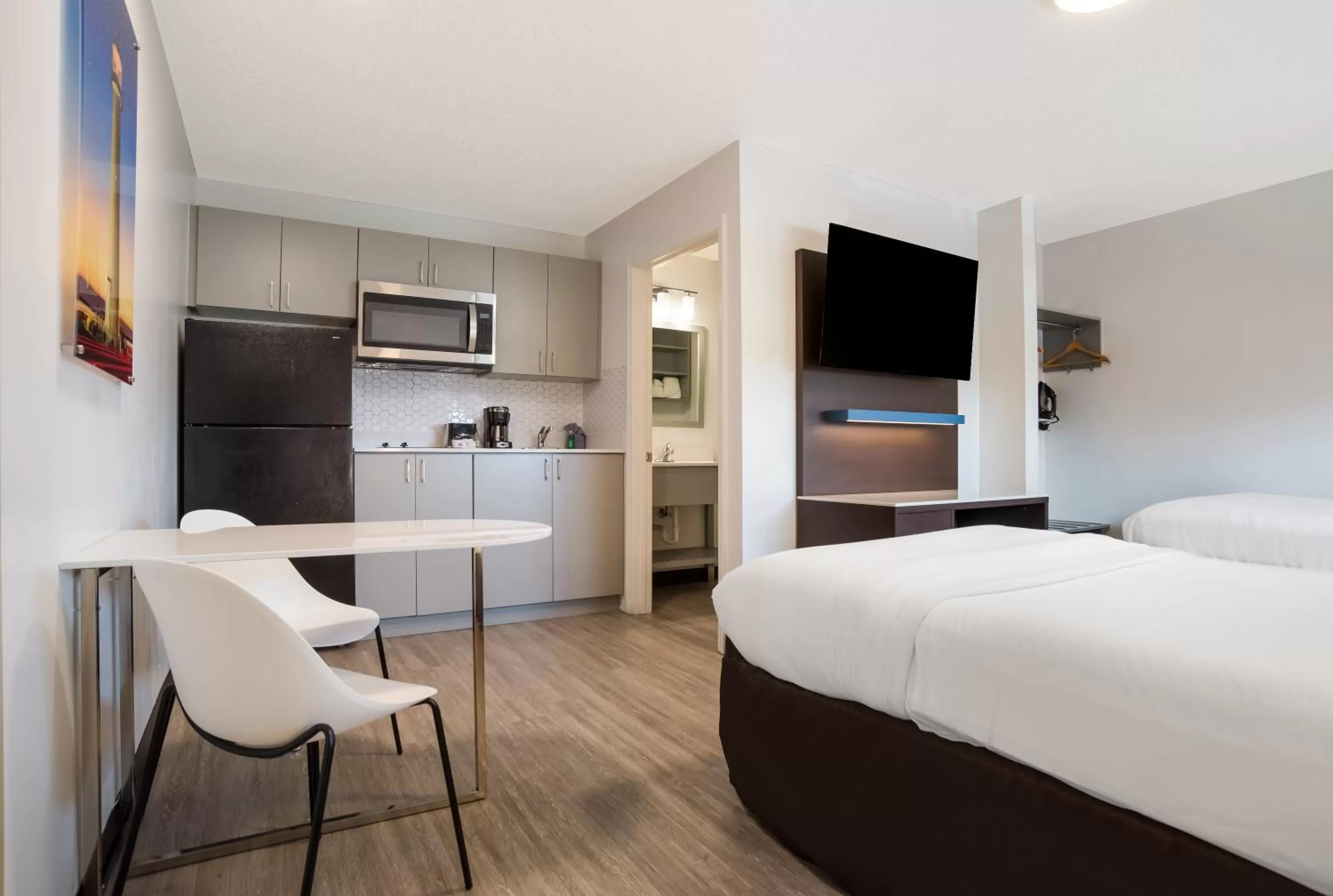 Photo of the whole room, Bed in Suburban Studios Biloxi North Area