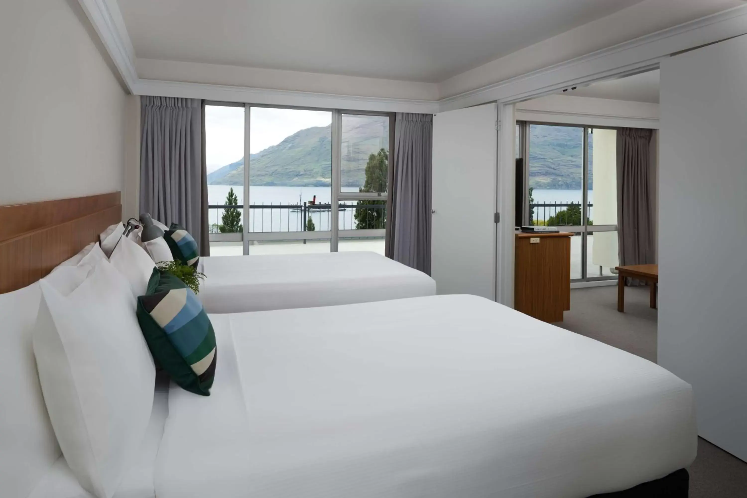 Photo of the whole room, Bed in Rydges Lakeland Resort Queenstown