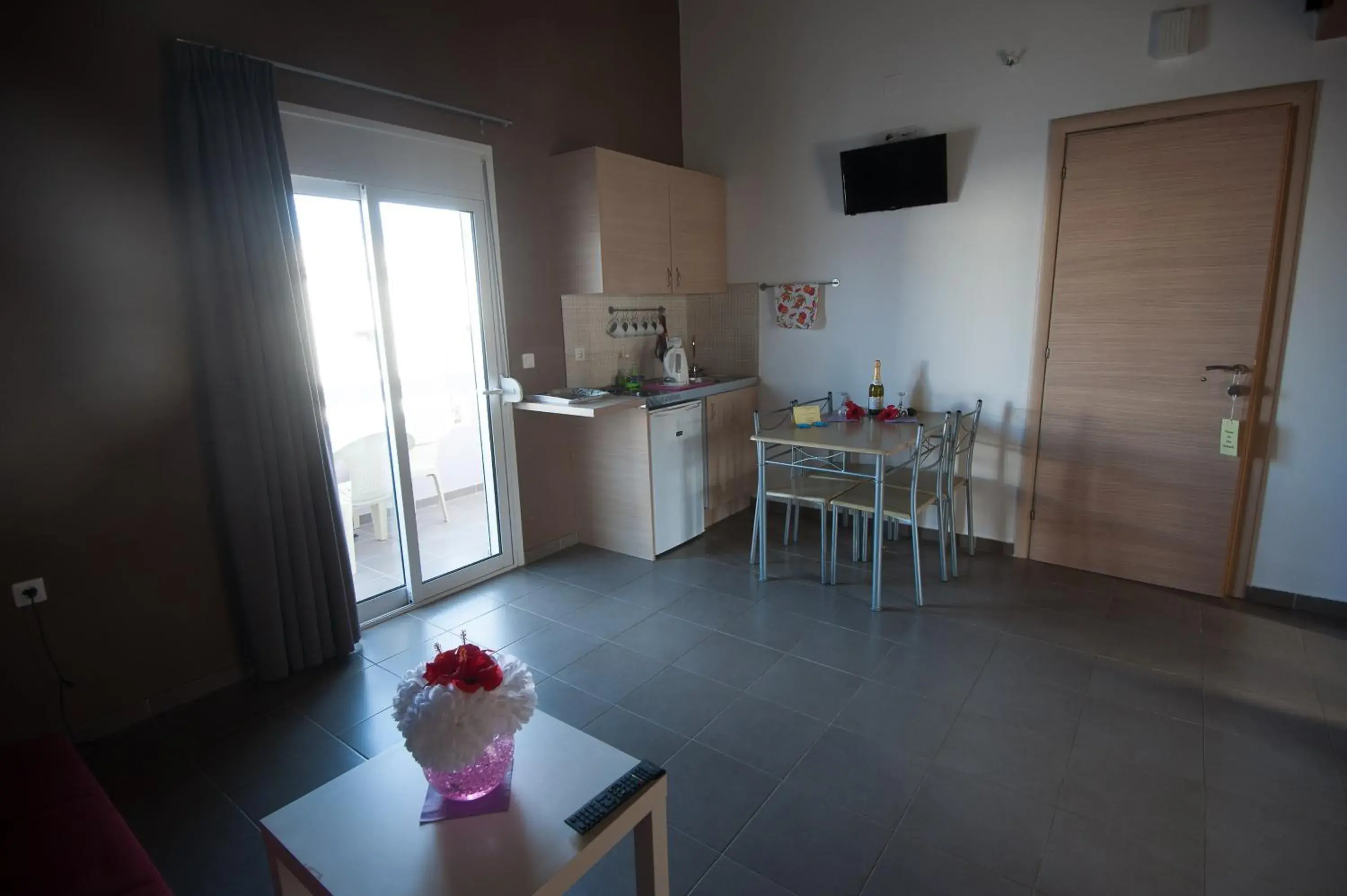 Kitchen or kitchenette, Dining Area in Elounda Sunrise Apartments