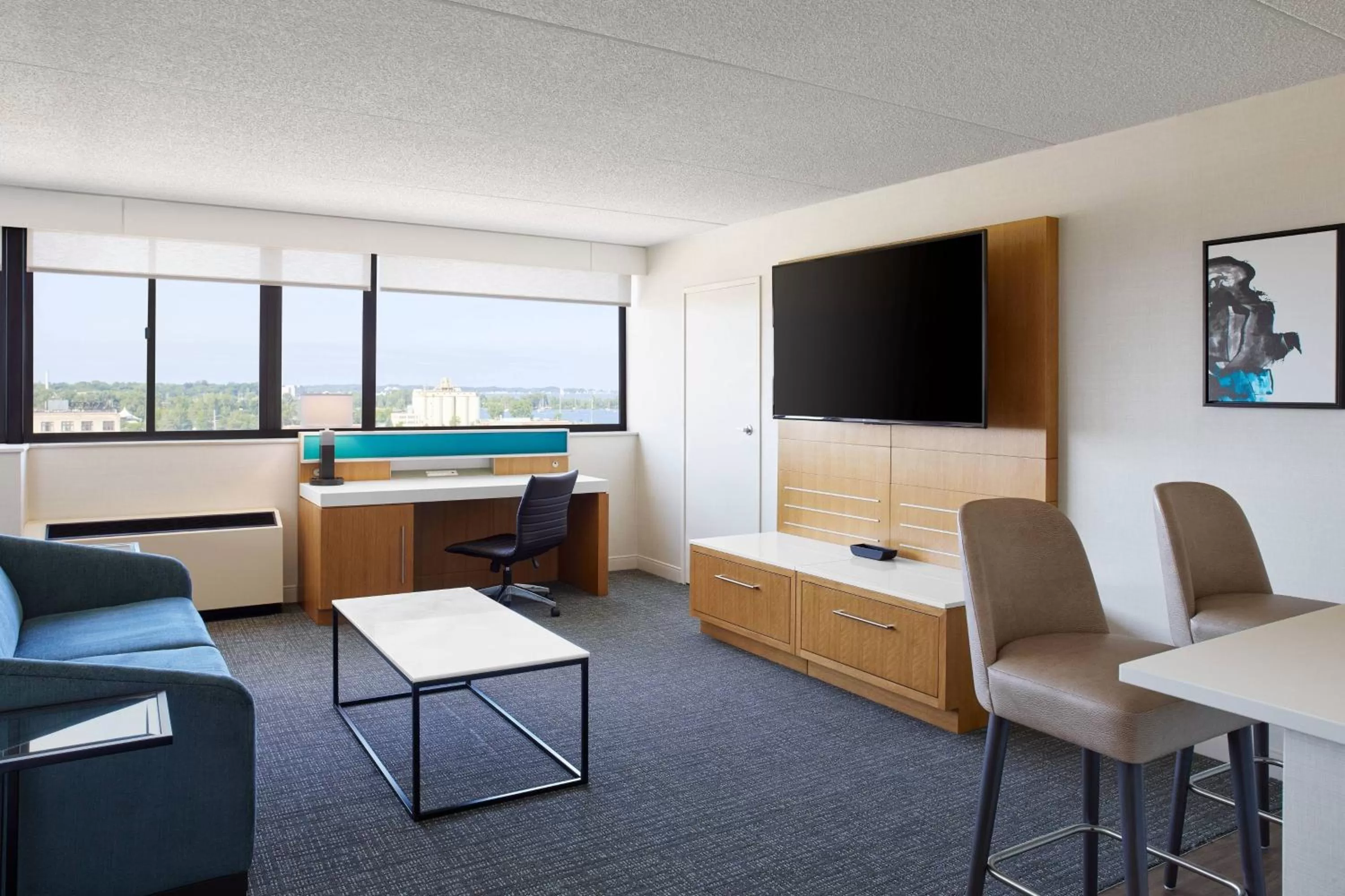 Living room in Delta Hotels by Marriott Muskegon Convention Center