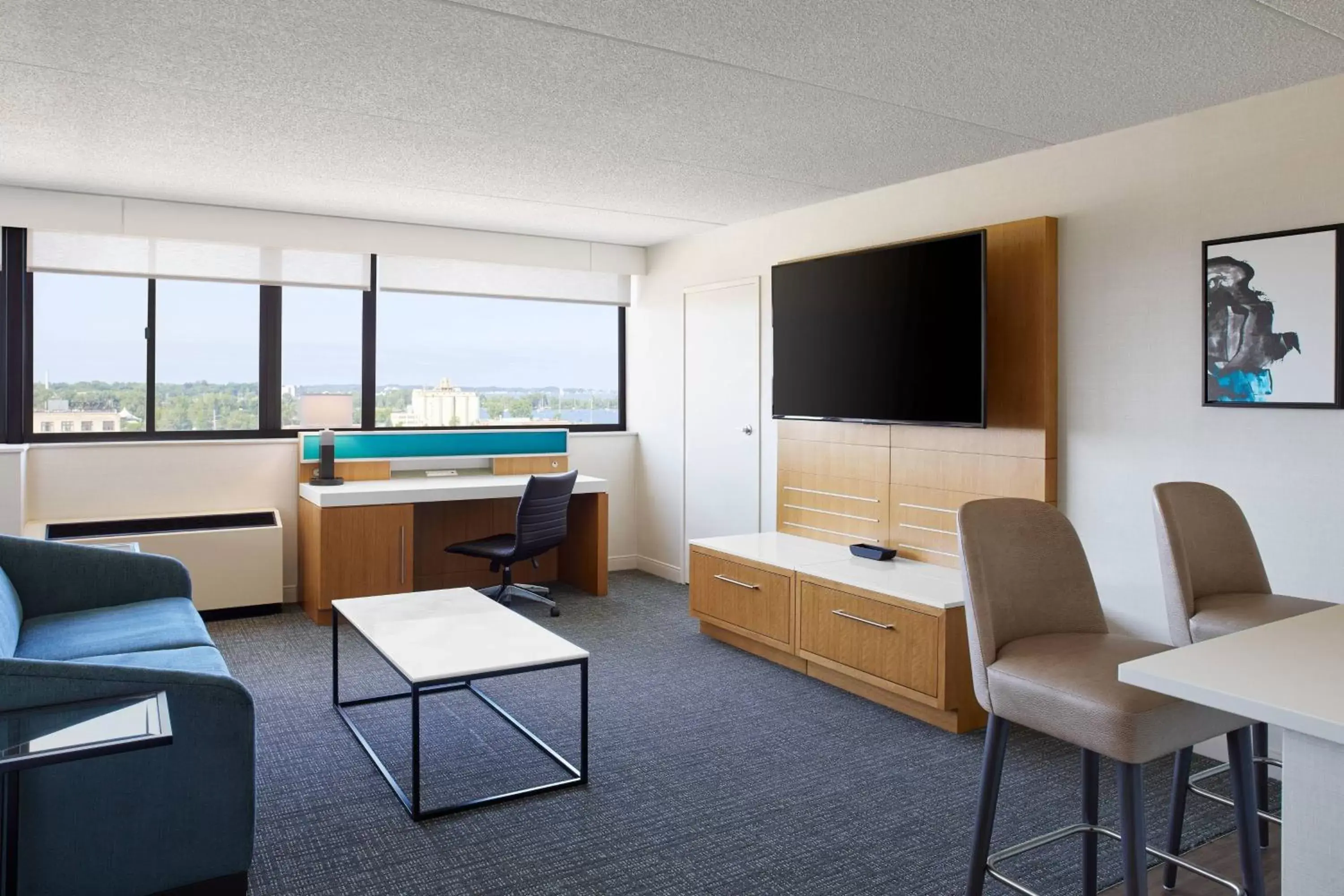 Living room, Seating Area in Delta Hotels by Marriott Muskegon Convention Center