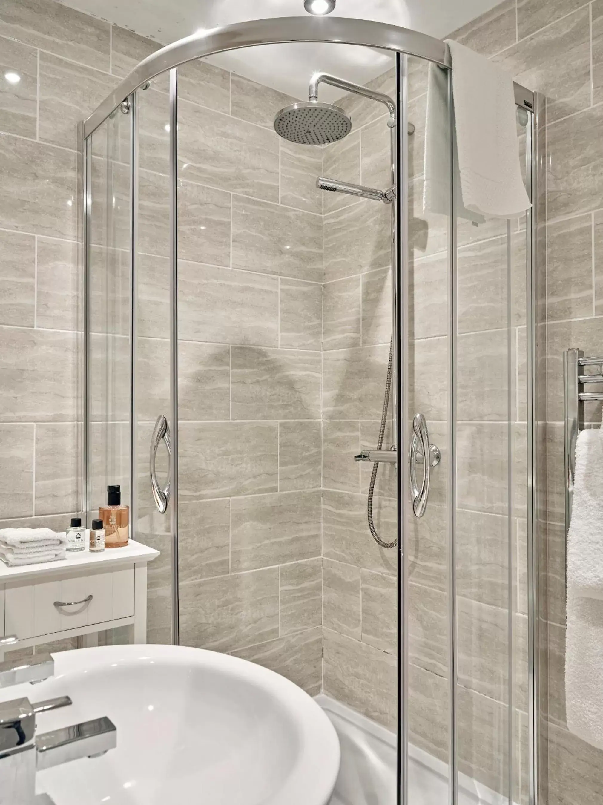 Shower, Bathroom in Tennant Arms Hotel