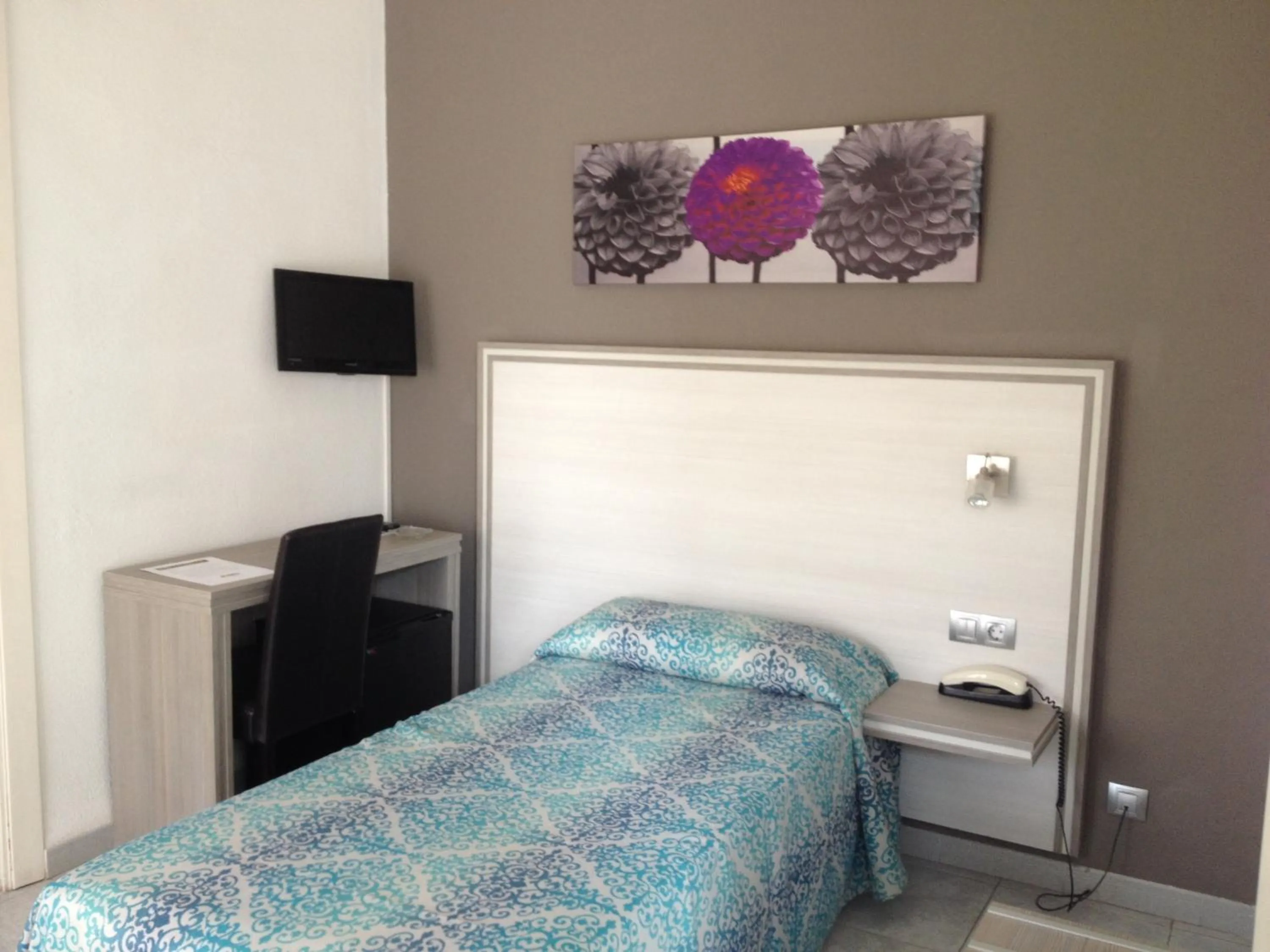 Photo of the whole room, Bed in Hotel Planas