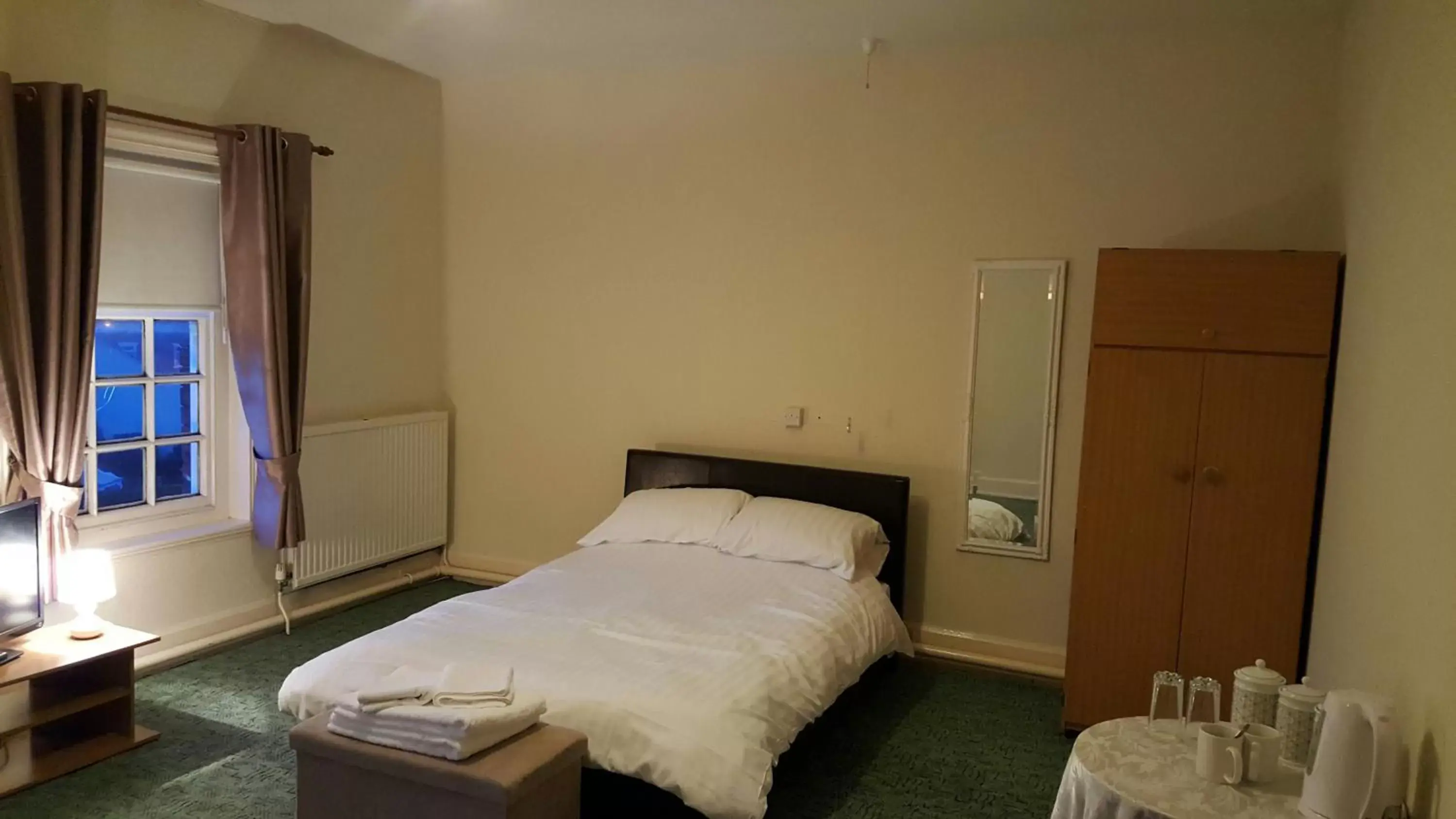 Photo of the whole room, Bed in Station Hotel