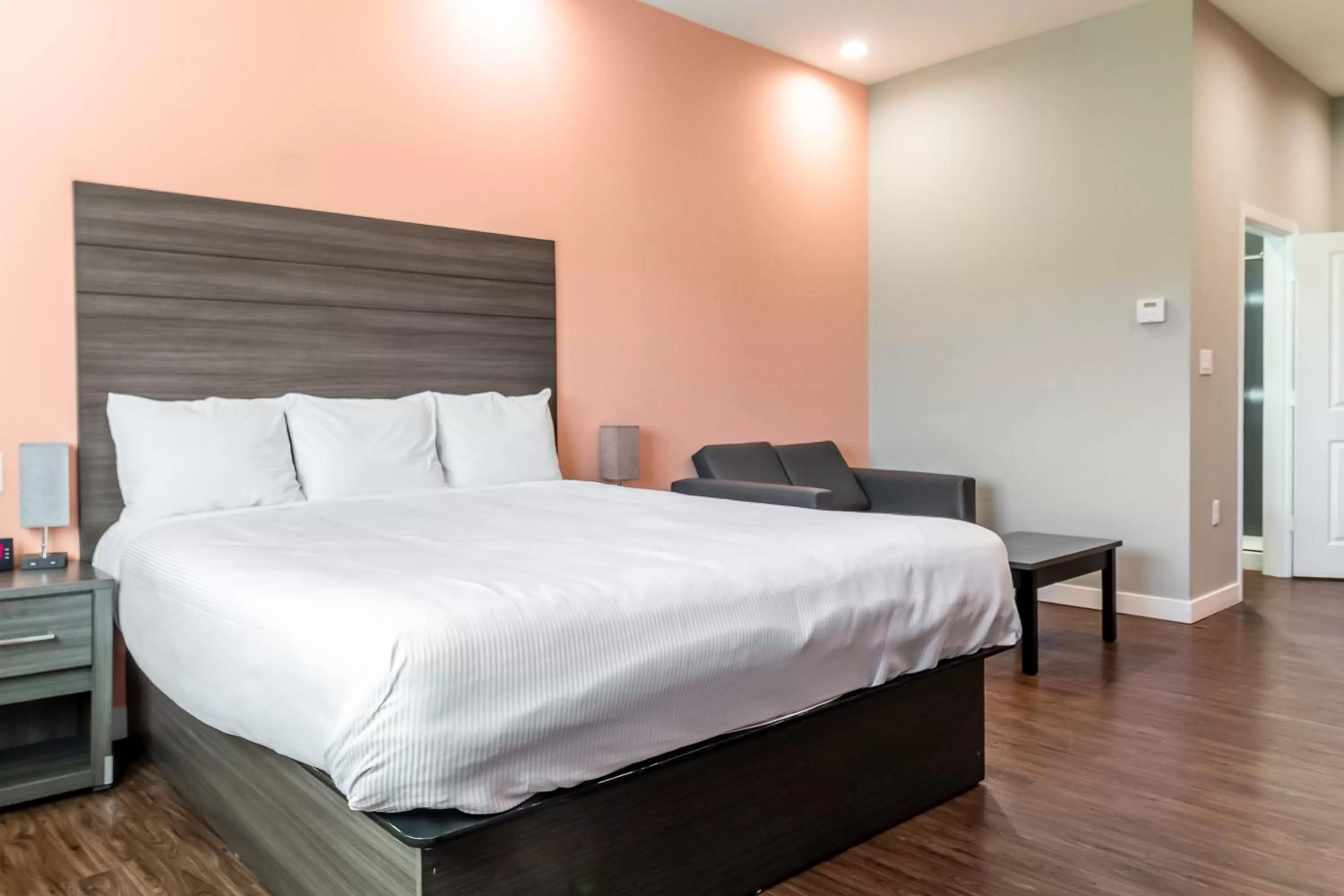 Bed in Scottish Inns & Suites Houston, TX