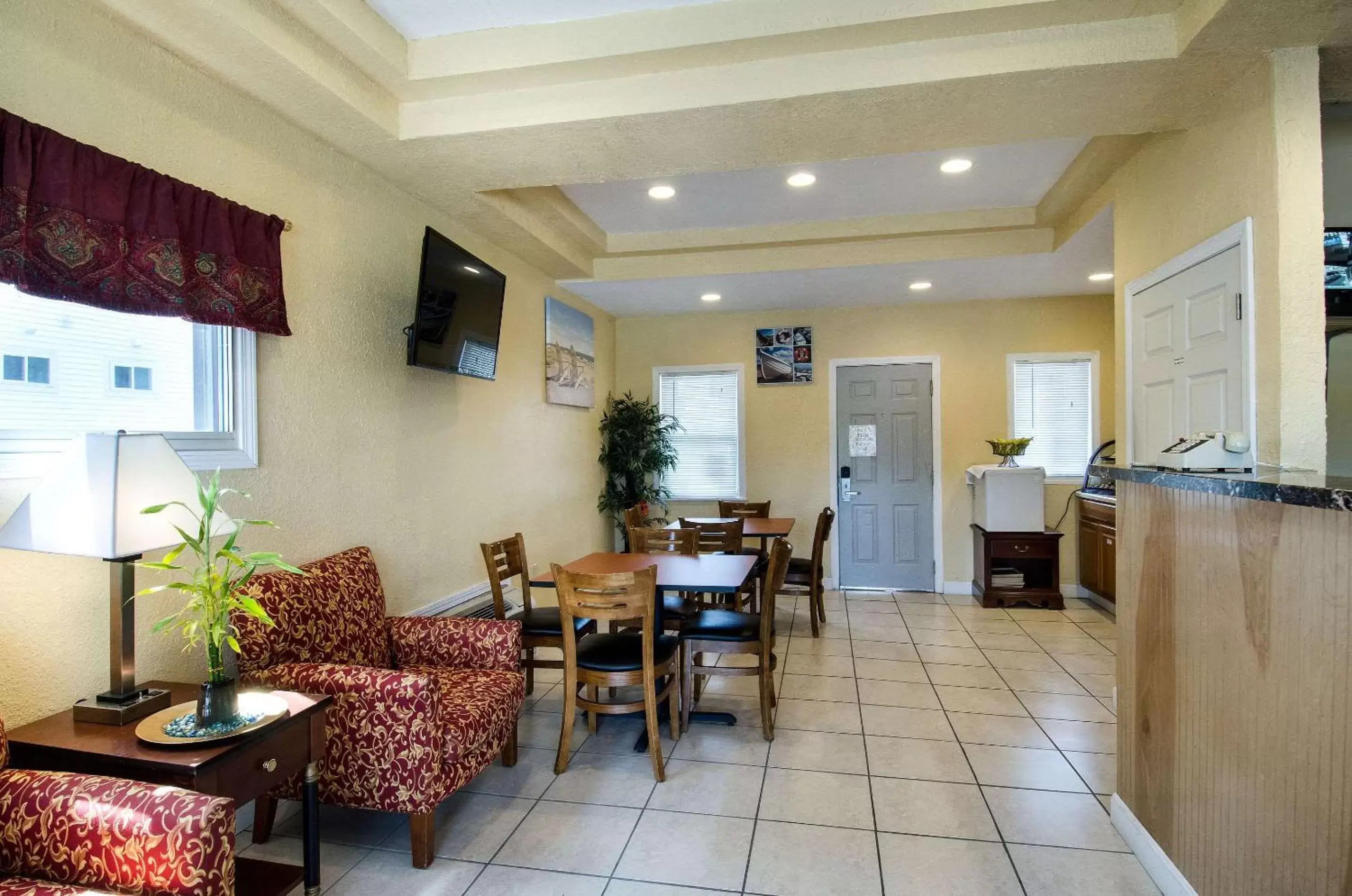 Lobby or reception, Restaurant/Places to Eat in Econo Lodge West Yarmouth - Cape Cod