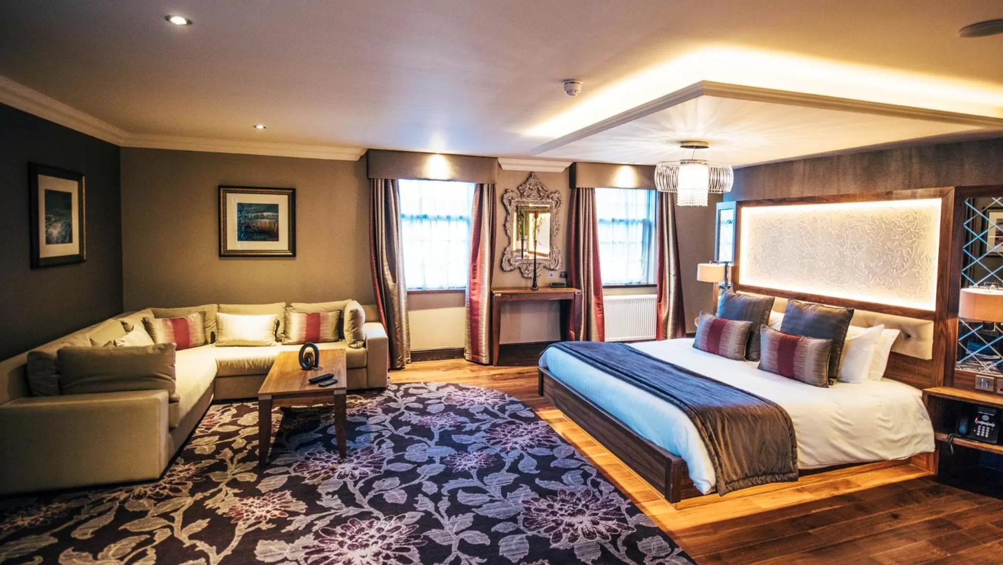 Bedroom, Bed in Busby Hotel