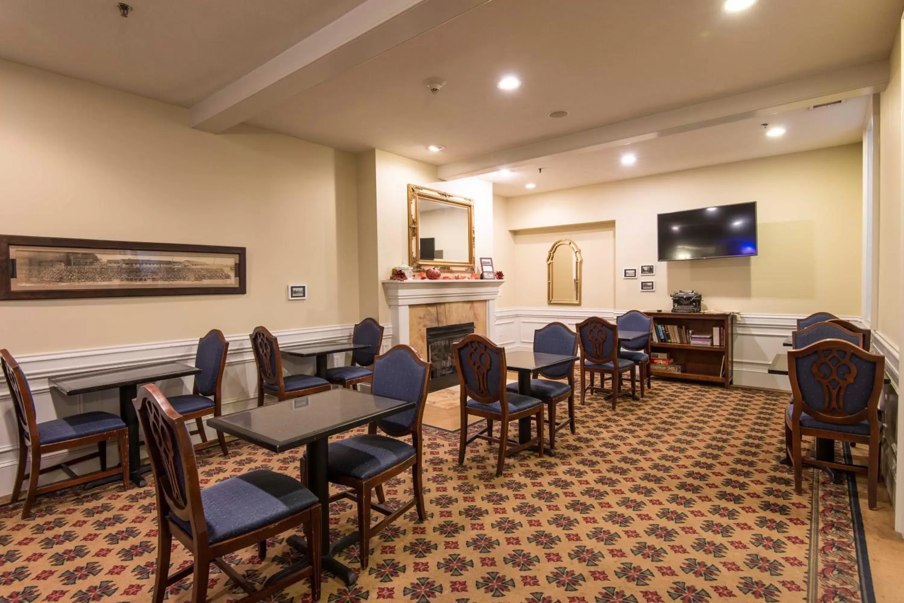 Communal lounge/ TV room, Restaurant/Places to Eat in Fort Harrison State Park Inn