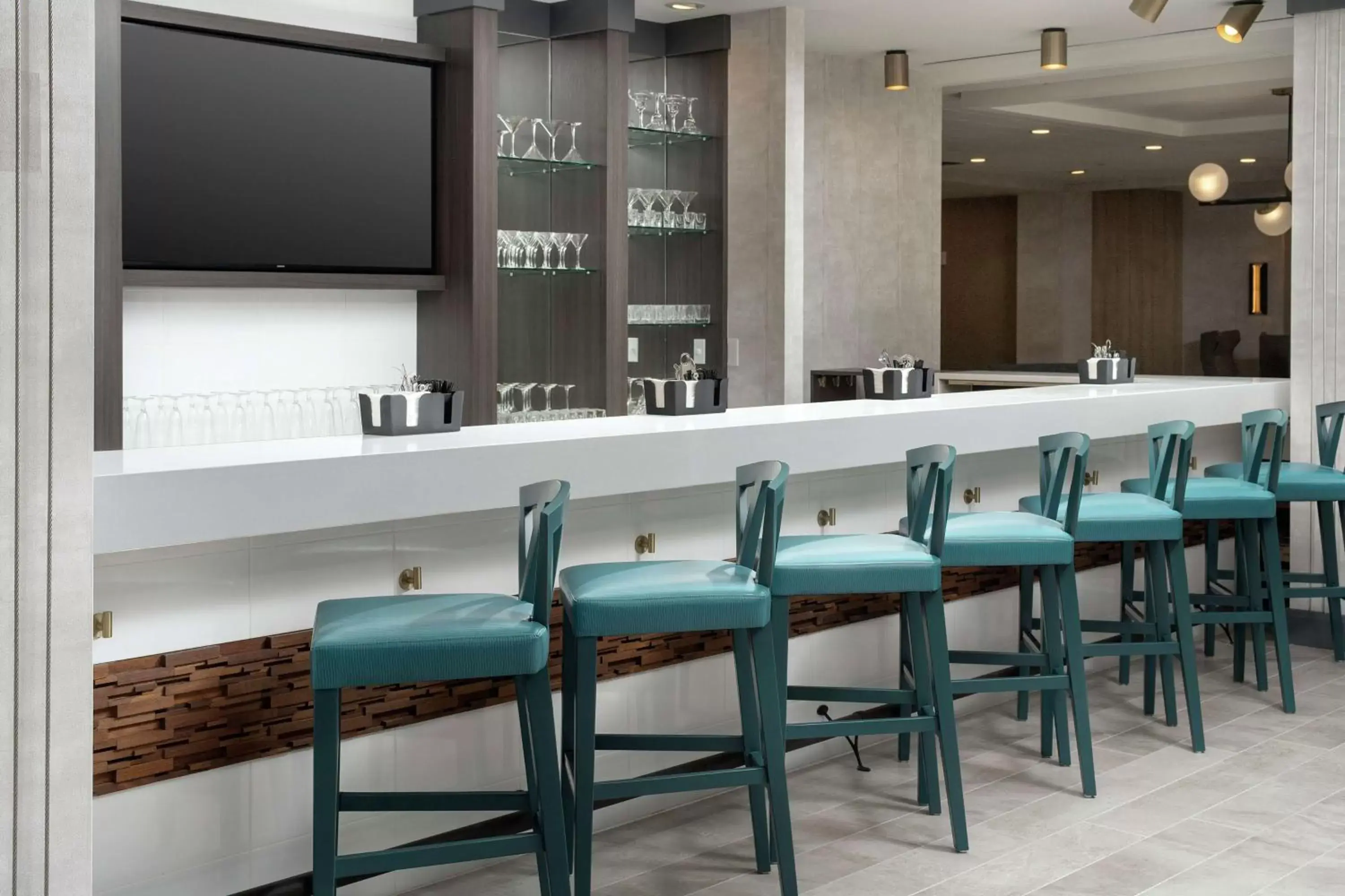 Lounge or bar in Hilton Garden Inn Westchester Dobbs Ferry