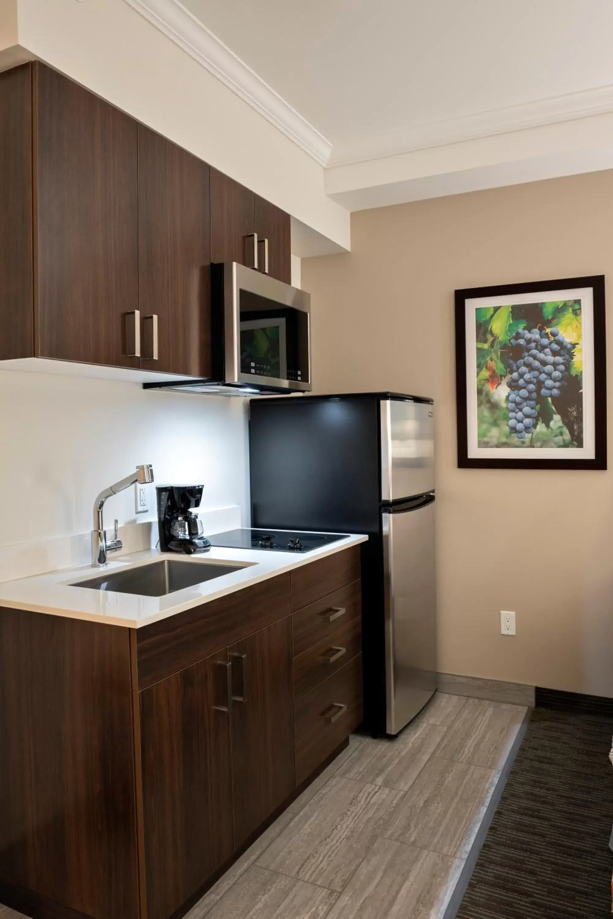 Kitchen or kitchenette, TV/Entertainment Center in Coast Oliver Hotel