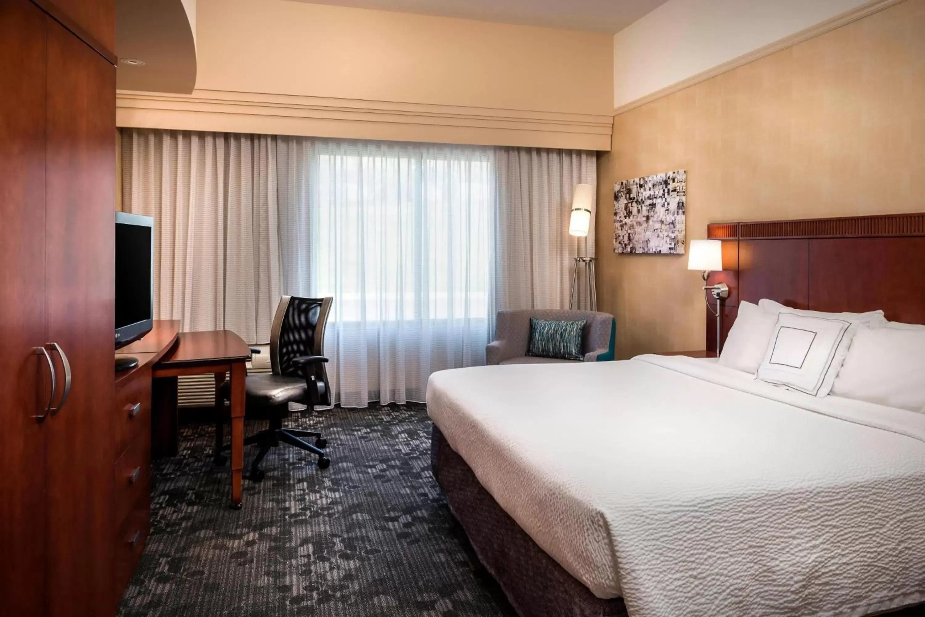 Photo of the whole room, Bed in Courtyard by Marriott Kansas City Shawnee