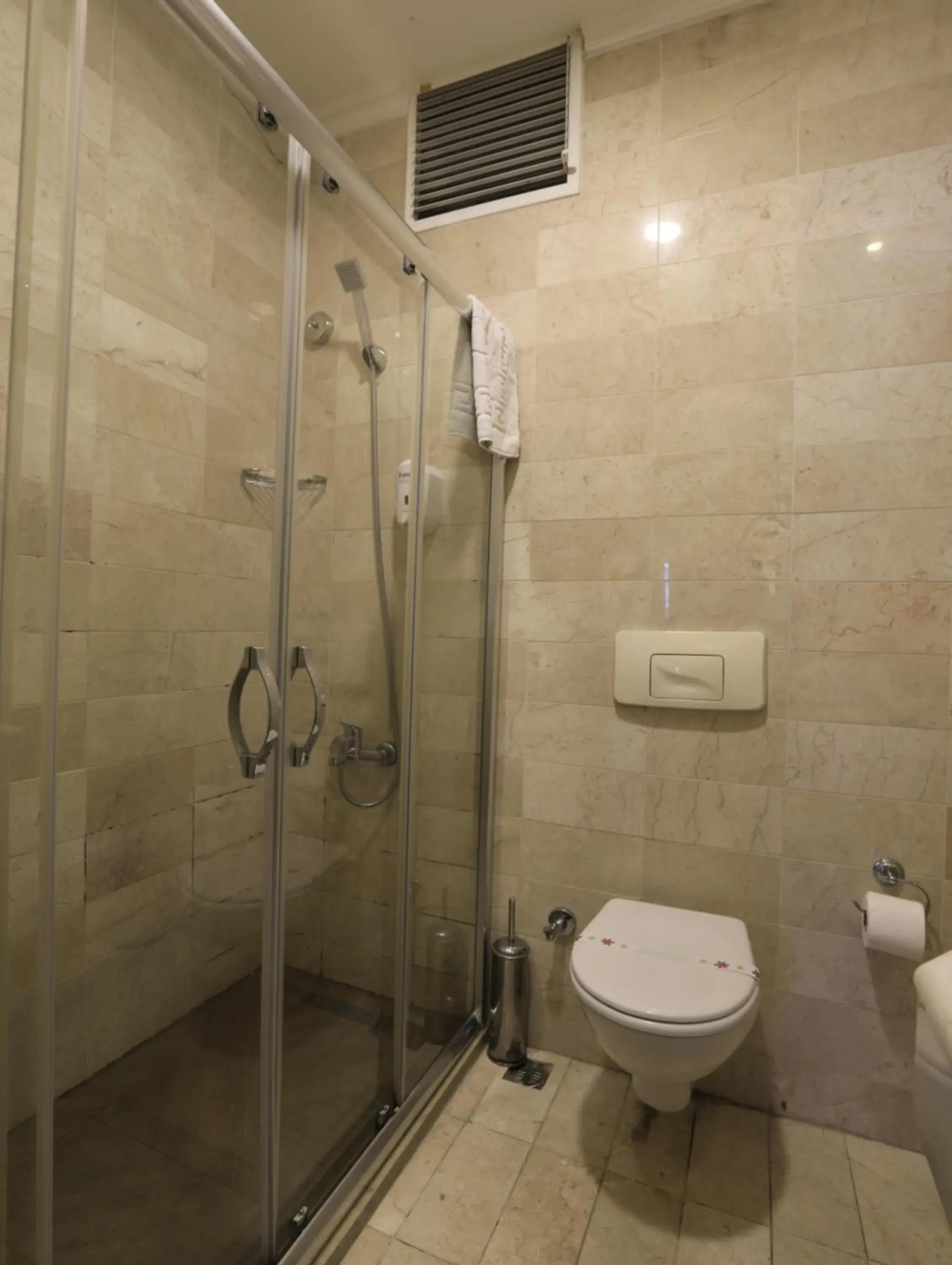Bathroom in Nil Hotel