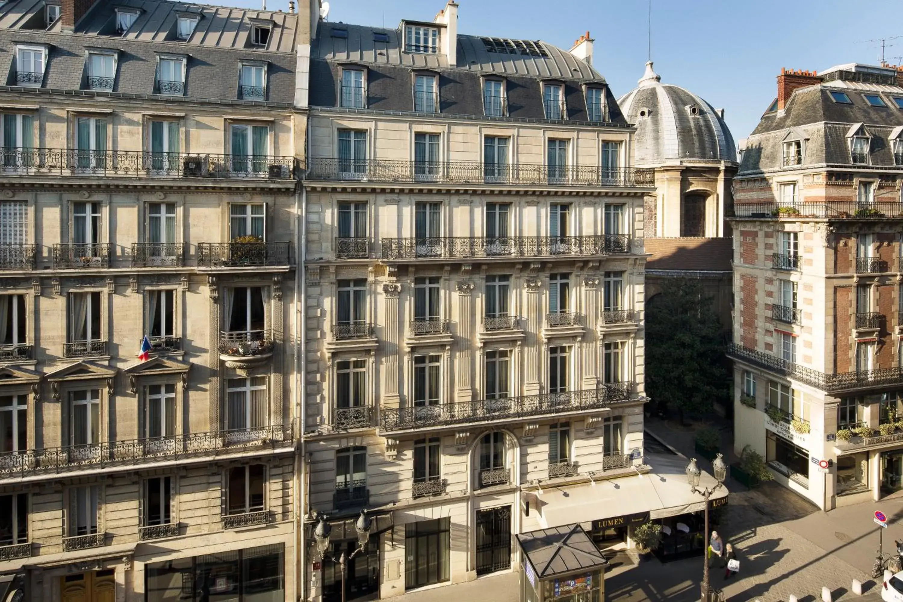 Property building in Hotel Lumen Paris Louvre