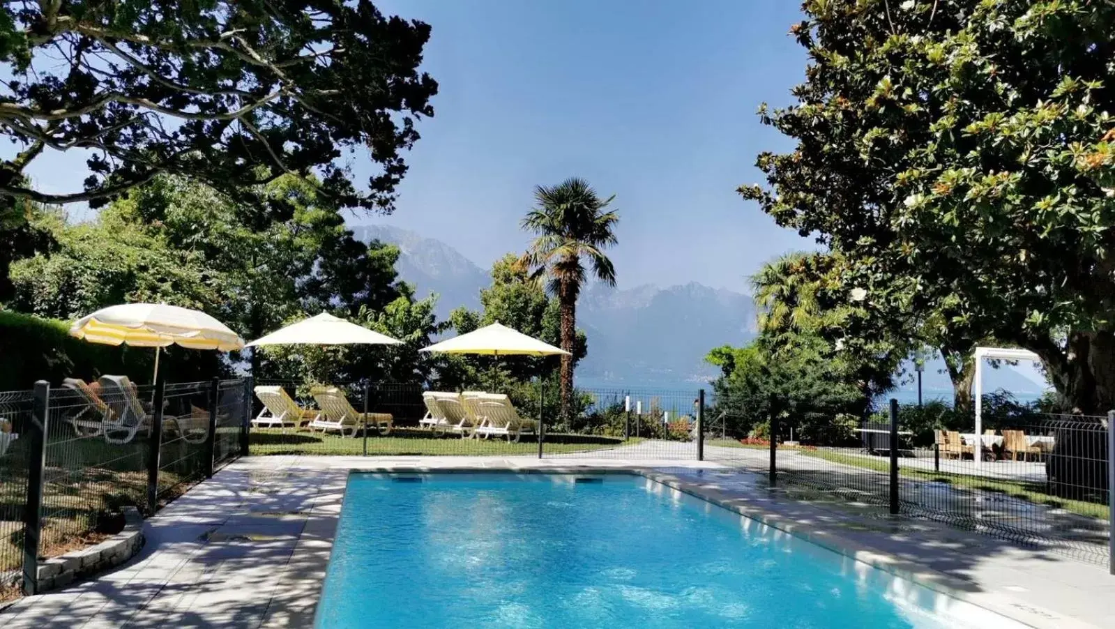 Swimming Pool in Hotel Eden Palace au Lac