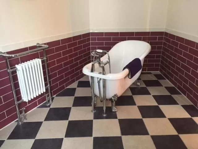 Bathroom in The Royal Victoria & Bull Hotel