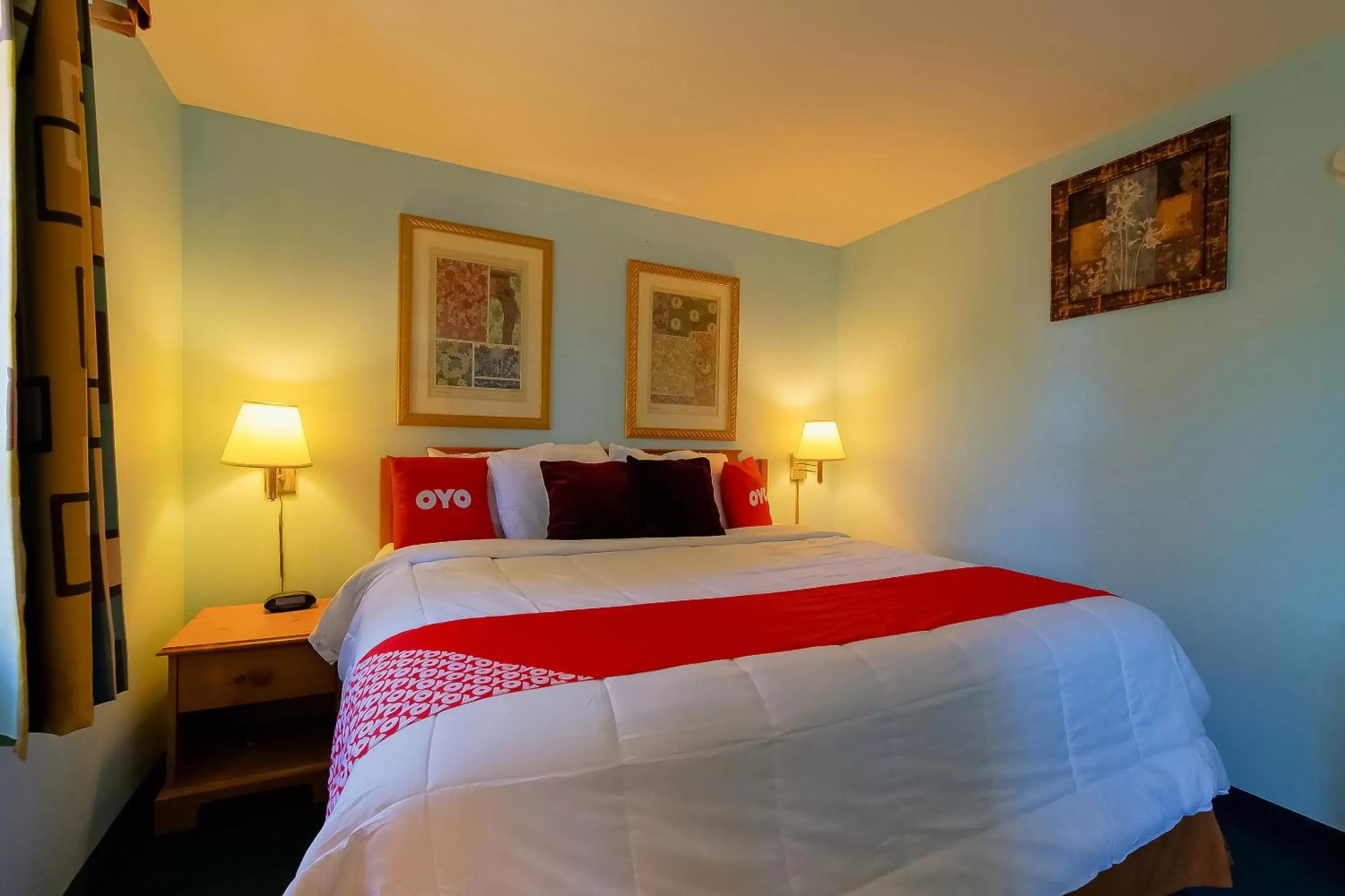 Bedroom, Bed in Hotel O Eureka Springs - Christ of Ozark Area