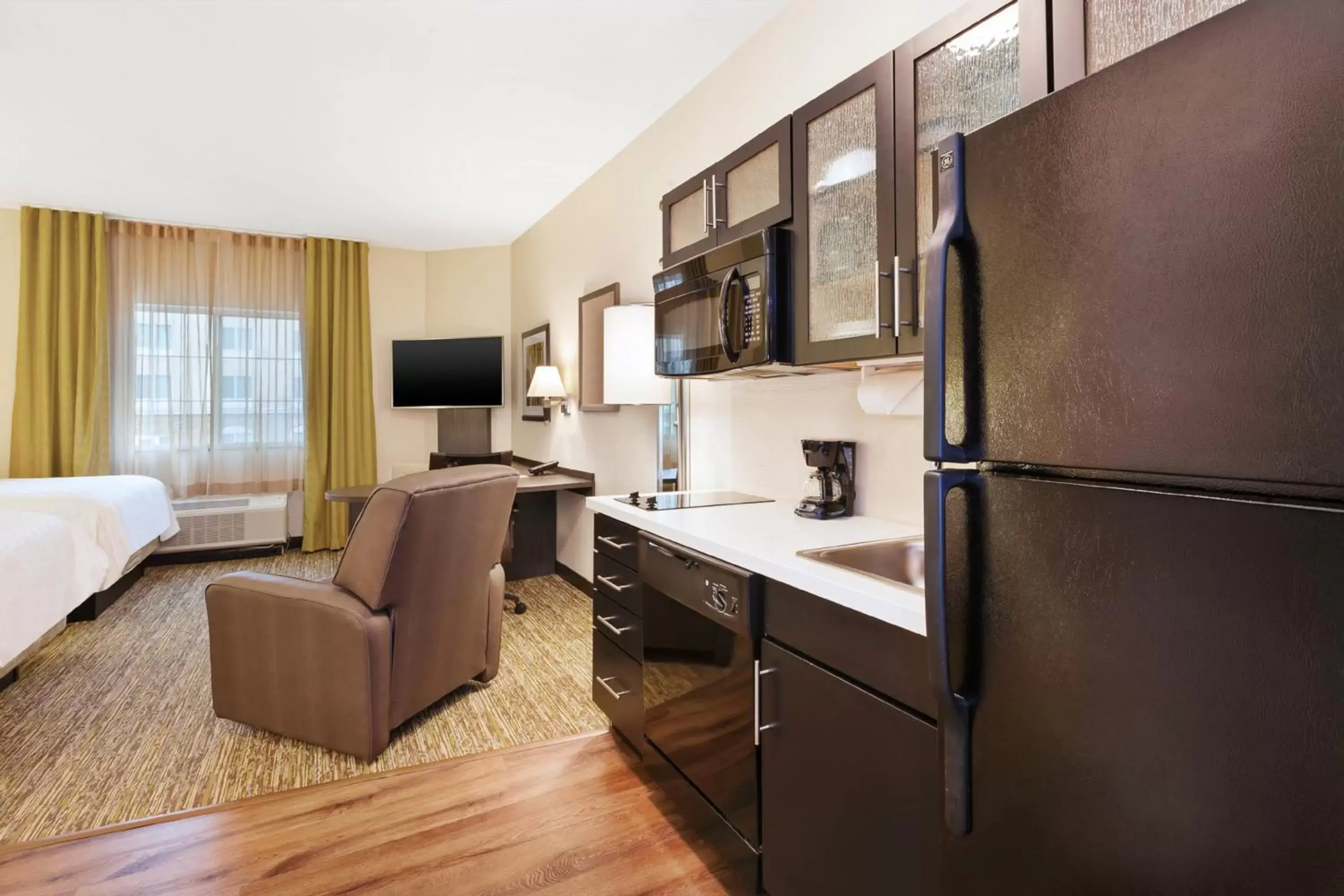 Photo of the whole room, Kitchen/Kitchenette in Candlewood Suites Washington North, an IHG Hotel