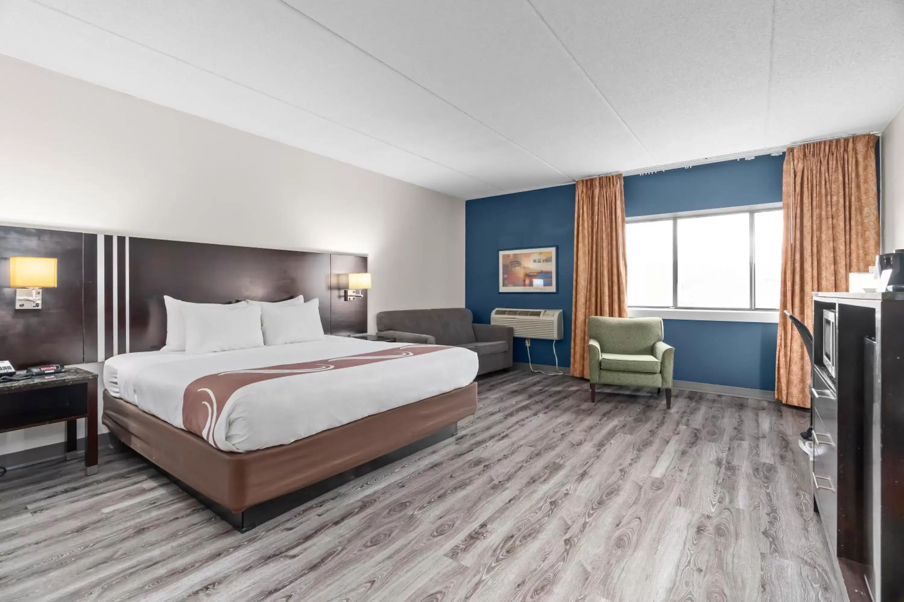 Photo of the whole room, Bed in Quality Inn & Suites Mall of America - MSP Airport