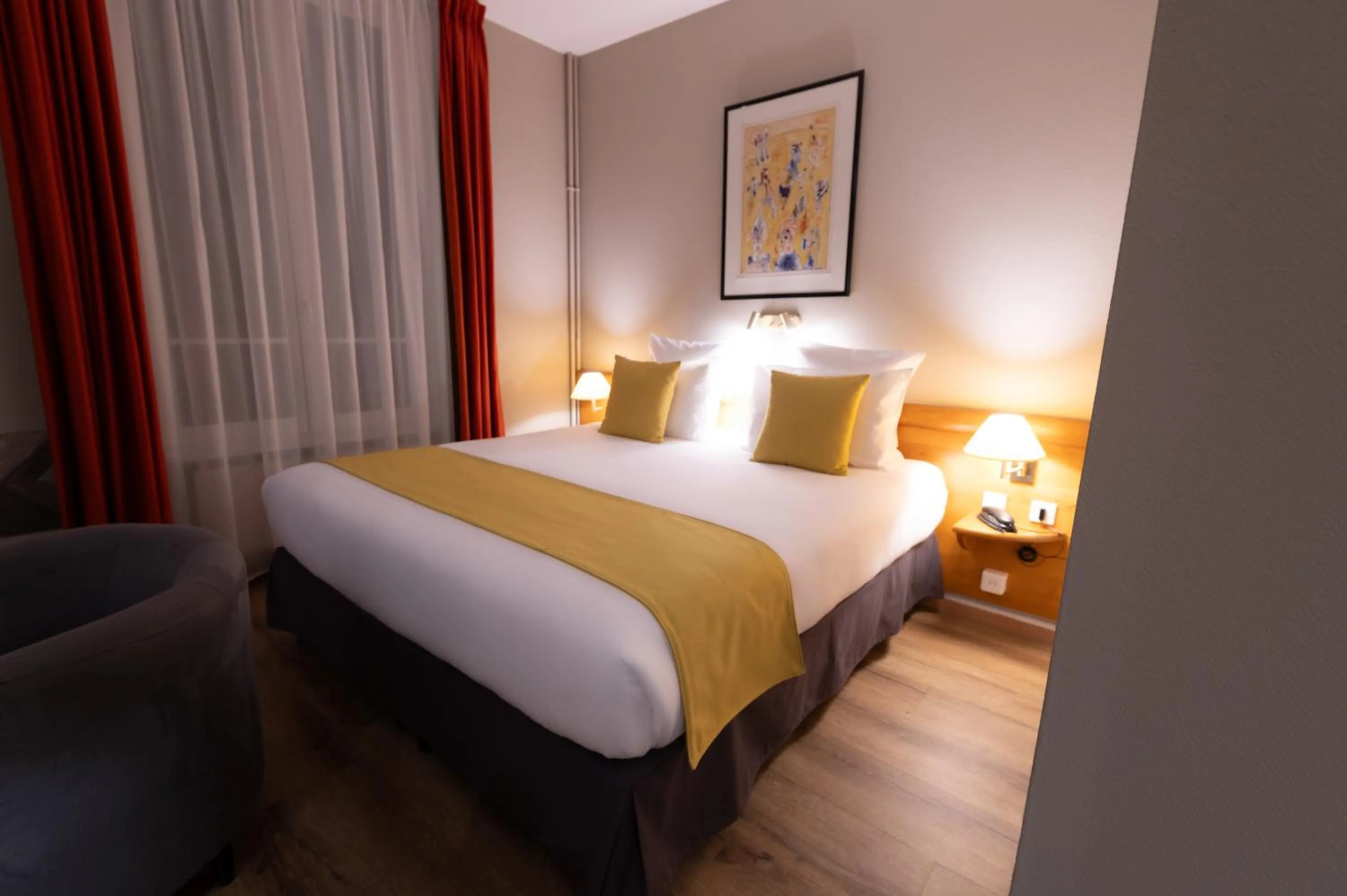 Bed in Grand Hôtel Du Tonneau D'Or