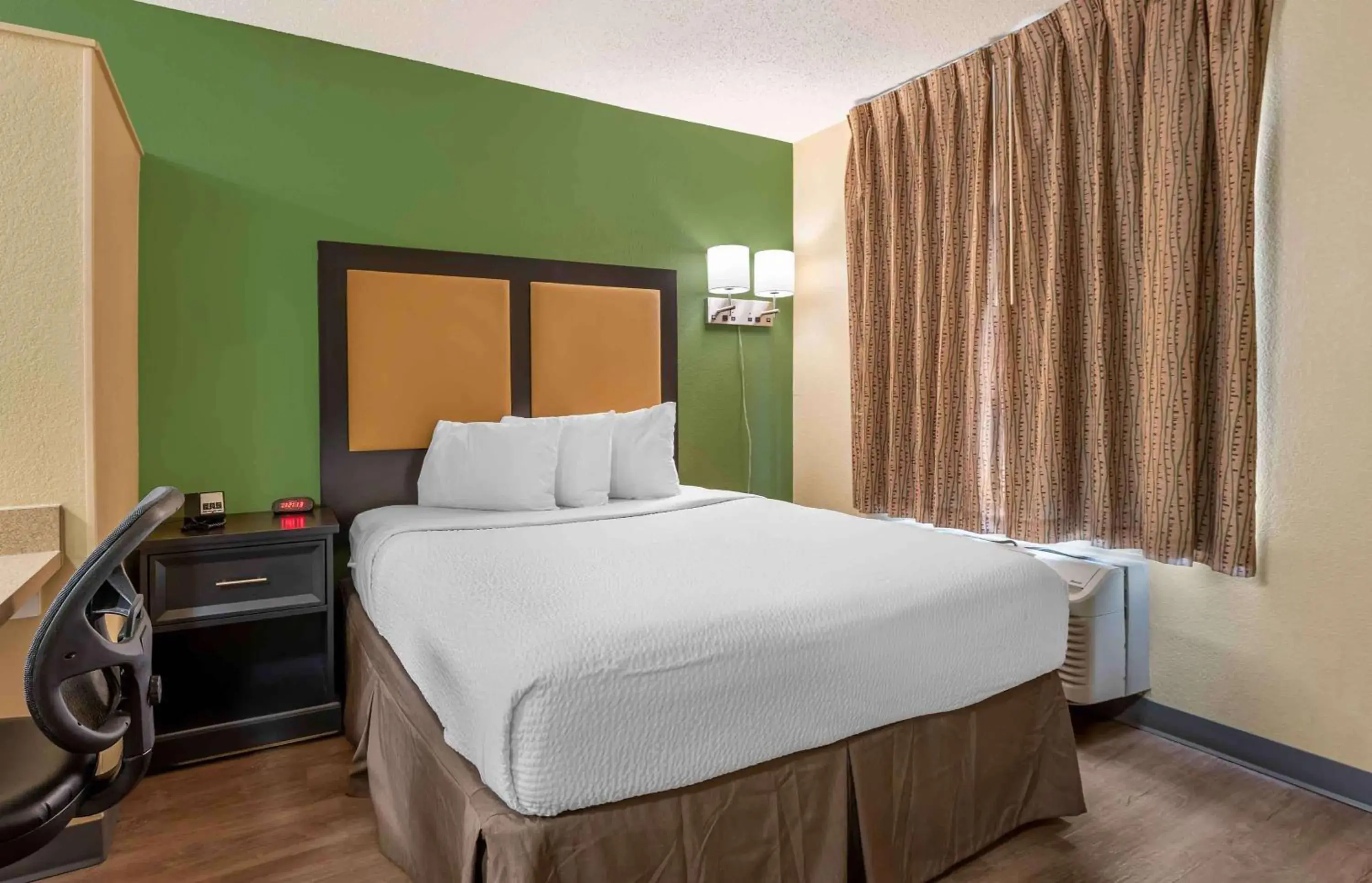 Bedroom, Bed in Extended Stay America Suites - Chicago - Lombard - Oakbrook