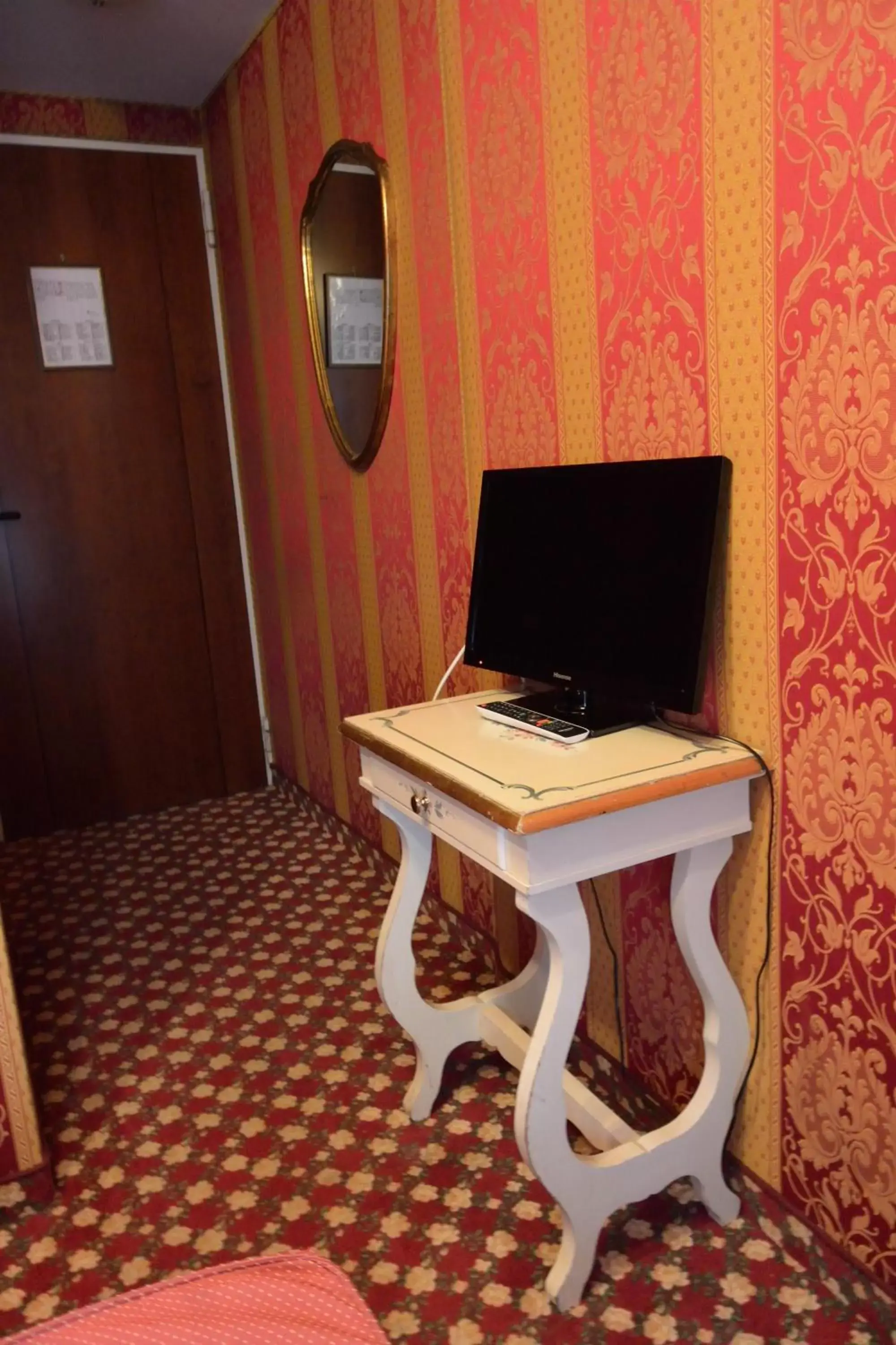 TV and multimedia, TV/Entertainment Center in Hotel Belle Arti