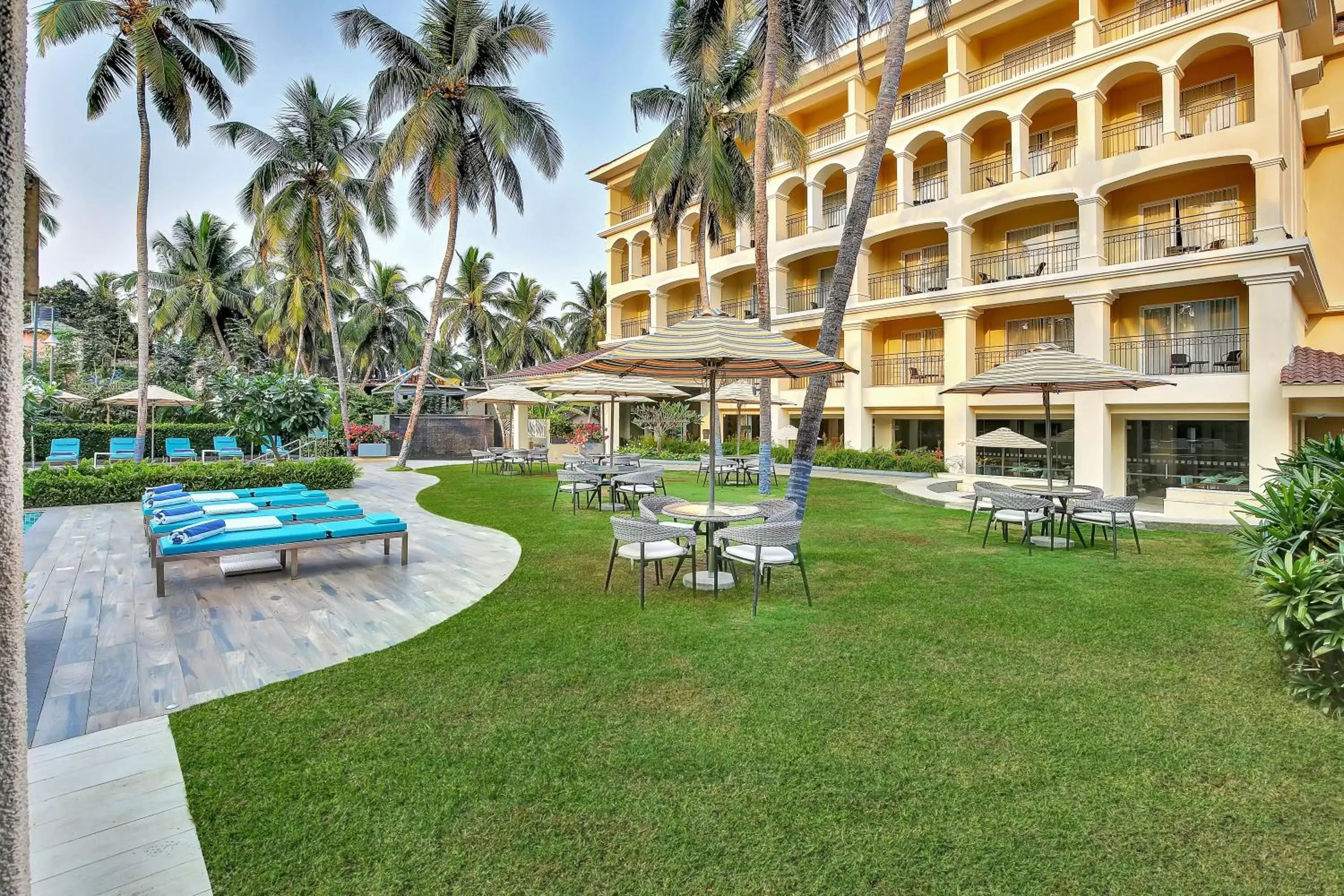 Restaurant/places to eat, Garden in Holiday Inn Goa Candolim