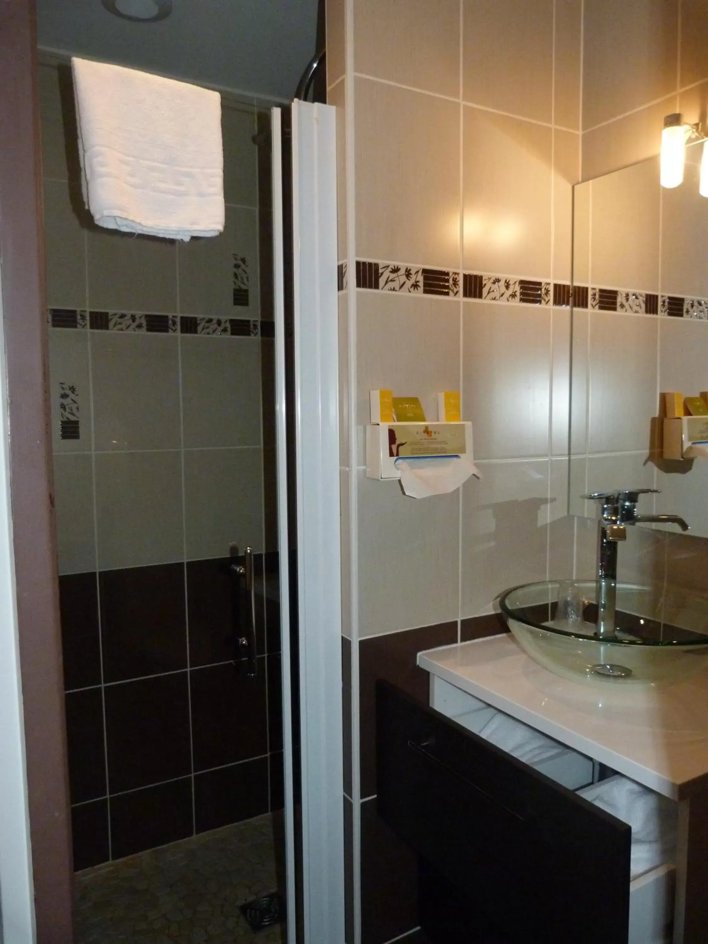 Shower, Bathroom in Cit'Hotel Europeen