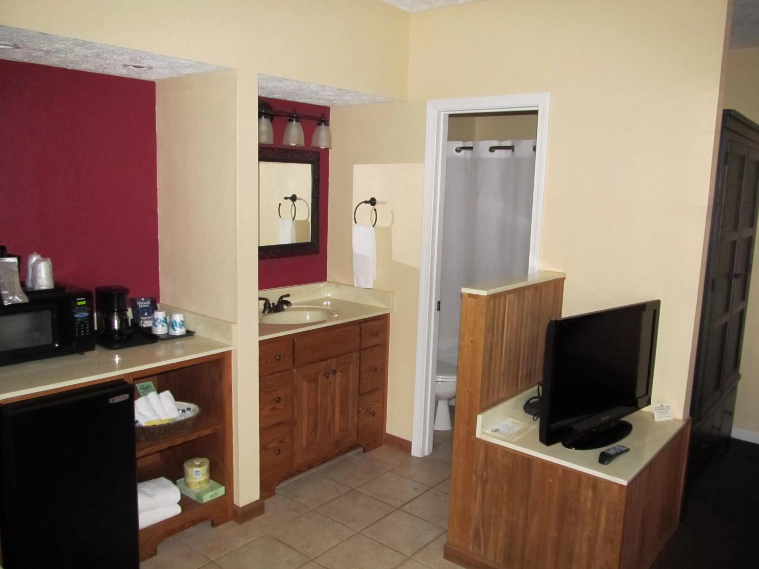 Photo of the whole room, TV/Entertainment Center in Jonathan Creek Inn and Villas