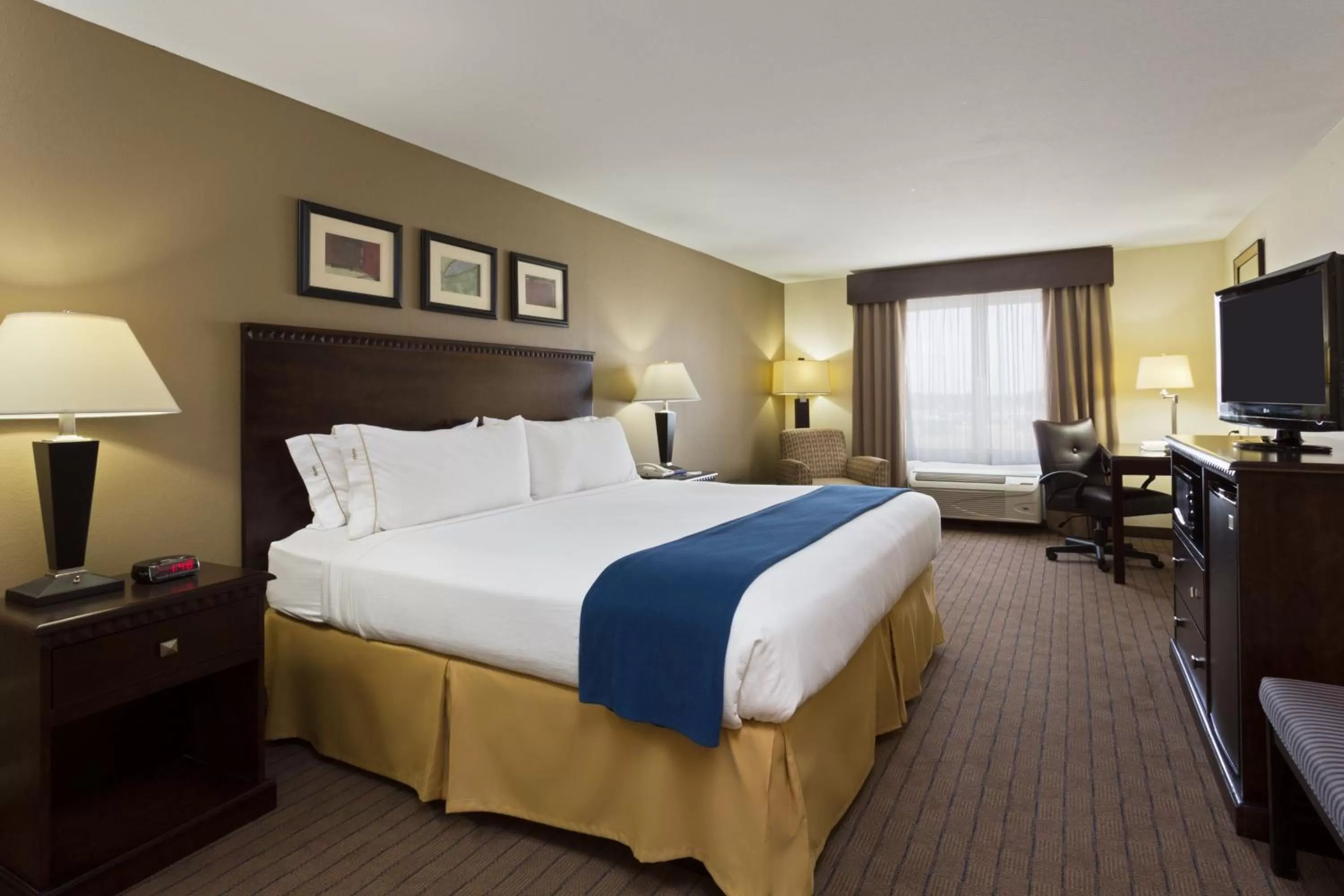 Photo of the whole room, Bed in Holiday Inn Express & Suites Moultrie by IHG