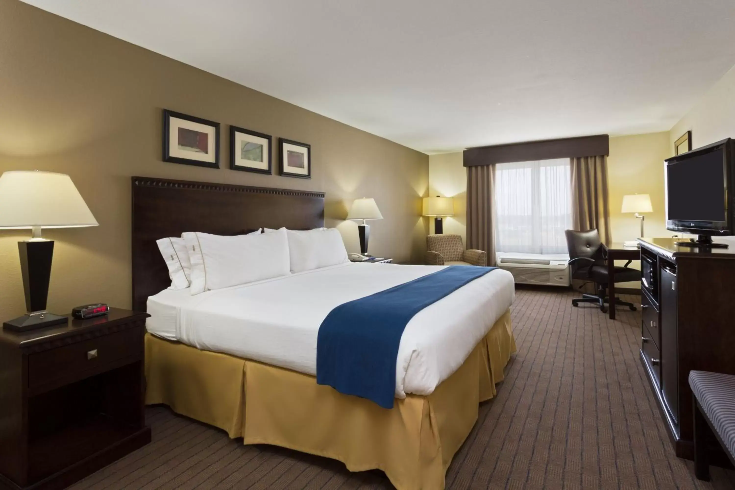 Photo of the whole room, Bed in Holiday Inn Express & Suites Moultrie, an IHG Hotel